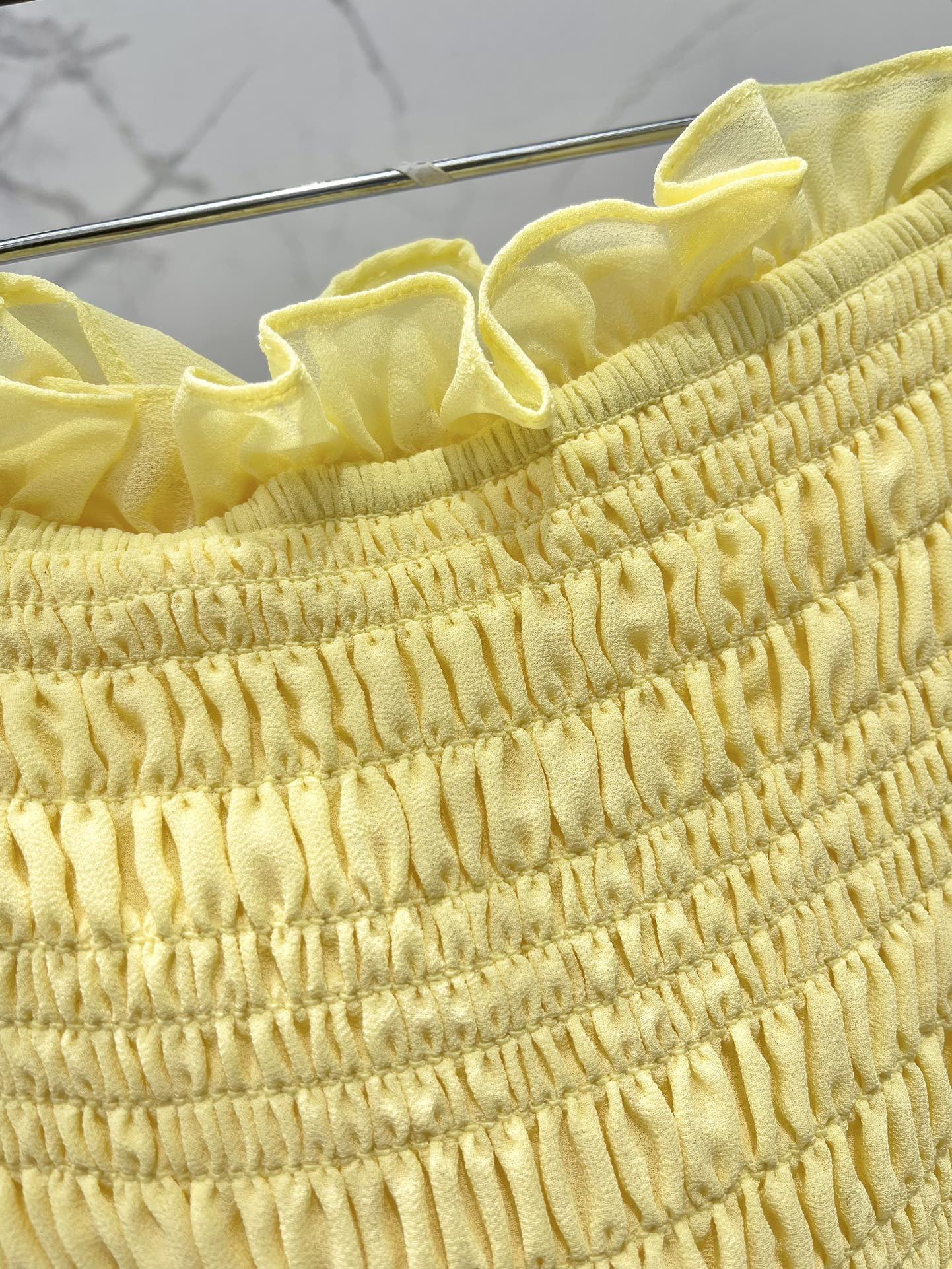 Юбка женская в стиле Saint Laurent жёлтого цвета с рельефной отделкой и оборкой