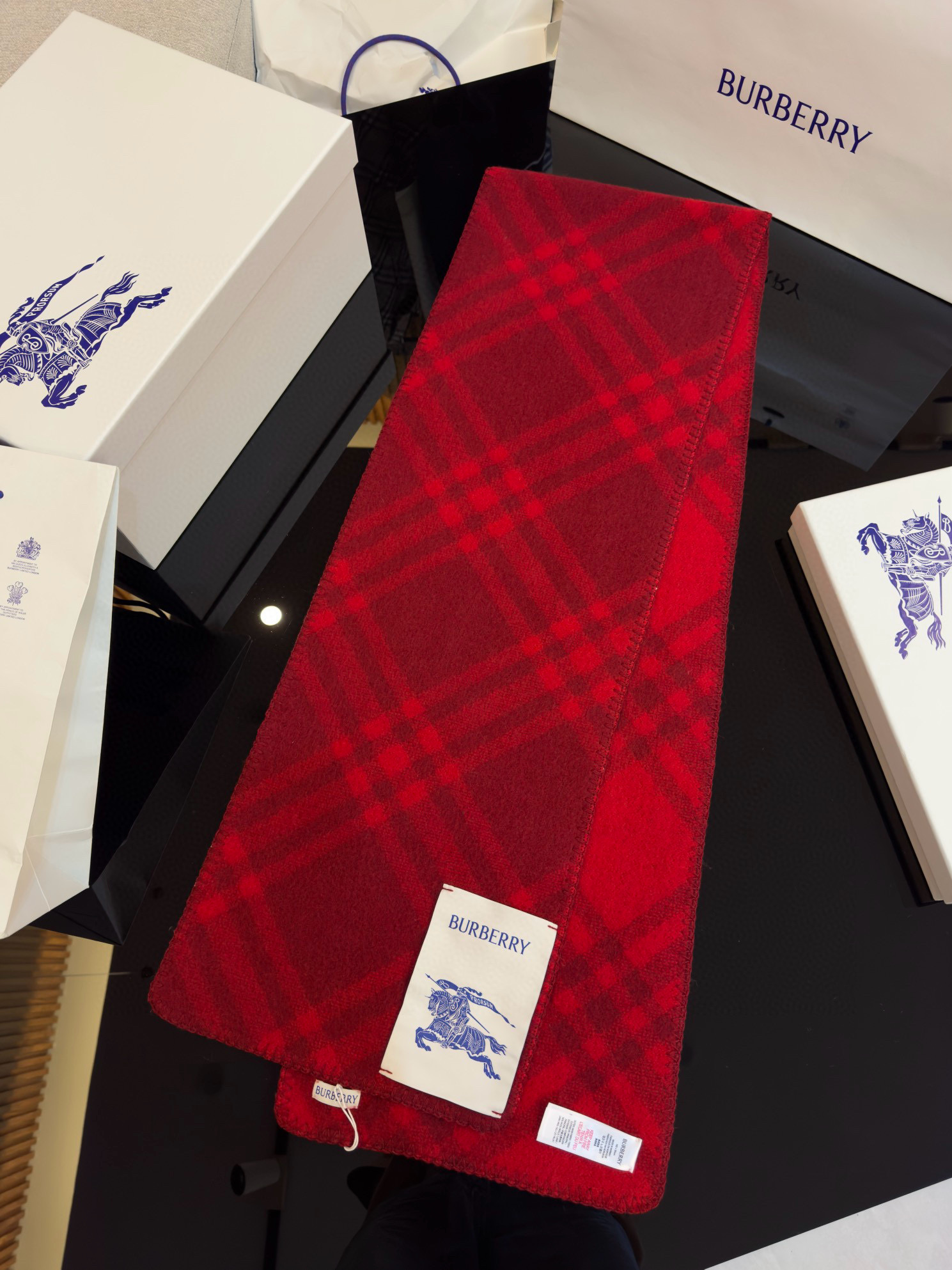 Шарф унисекс в стиле Burberry двусторонний из мягкой шерсти с диагональной клеткой красного  цвета