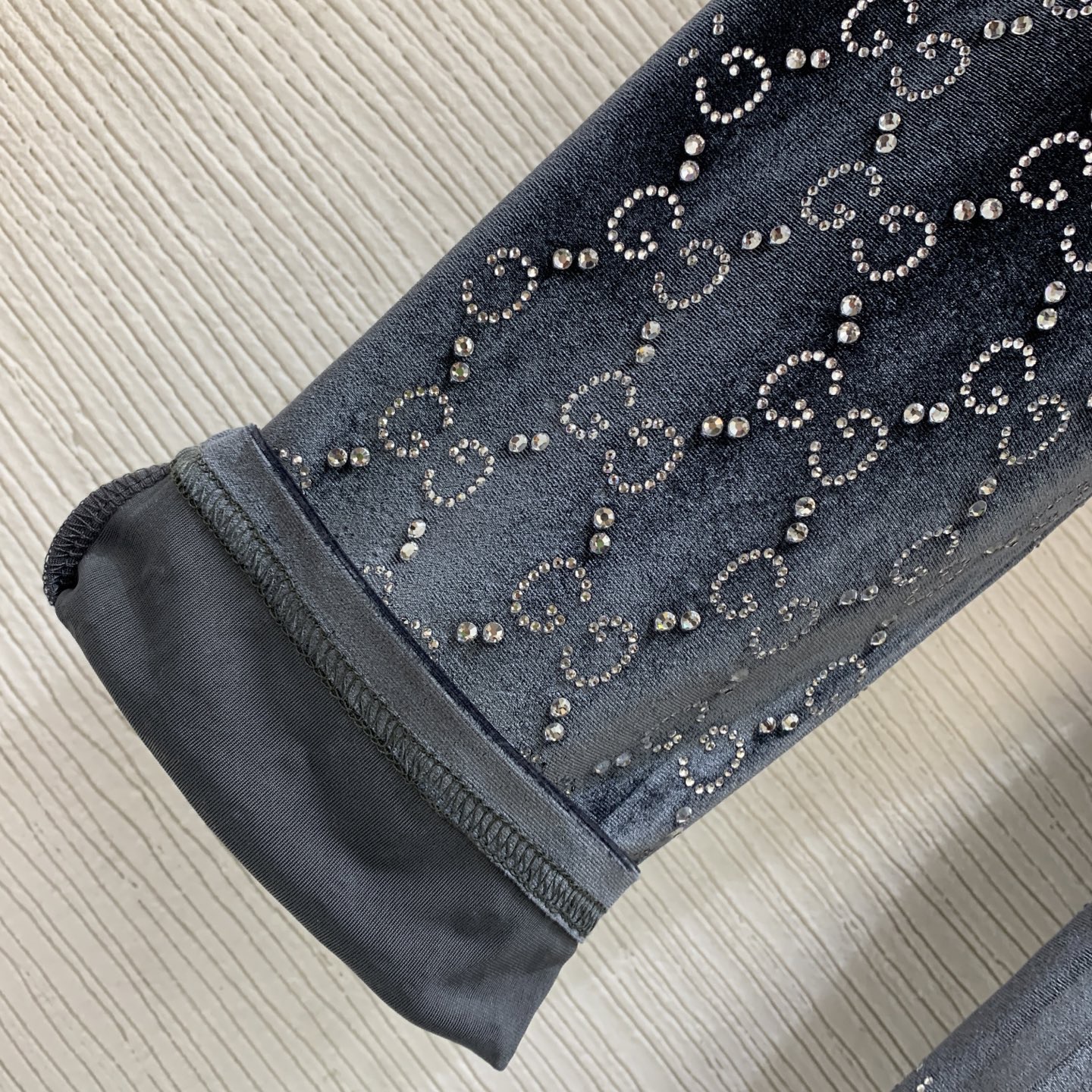 Комбинезон женский Gucci серого цвета с декором из страз