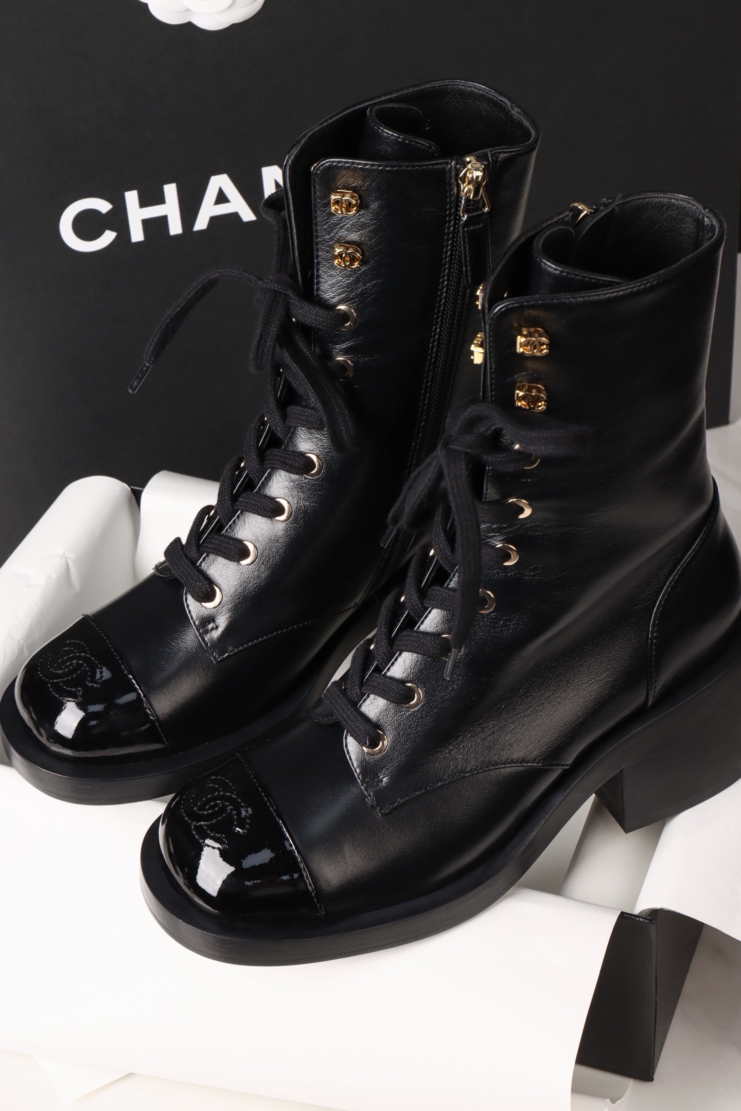 Ботинки женские Chanel чёрного цвета