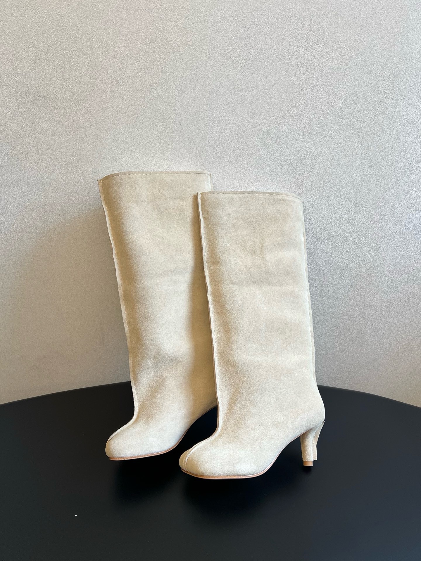 Сапоги женские Maison Margiela Tabi молочного цвета