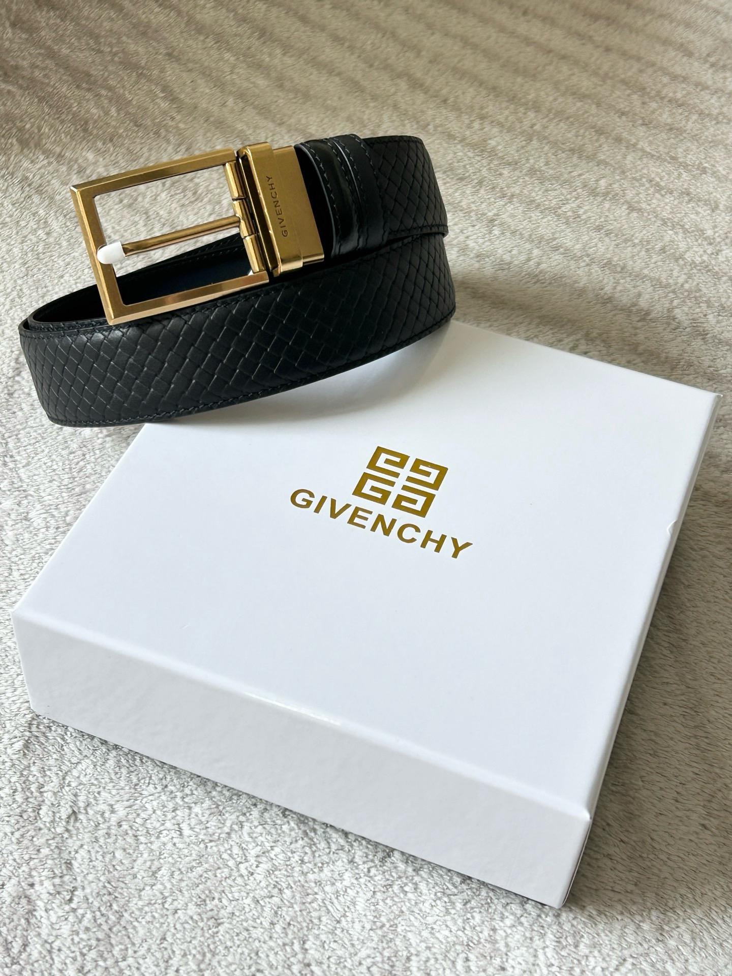 Ремень мужской Givenchy чёрного цвета и пряжкой золотого цвета