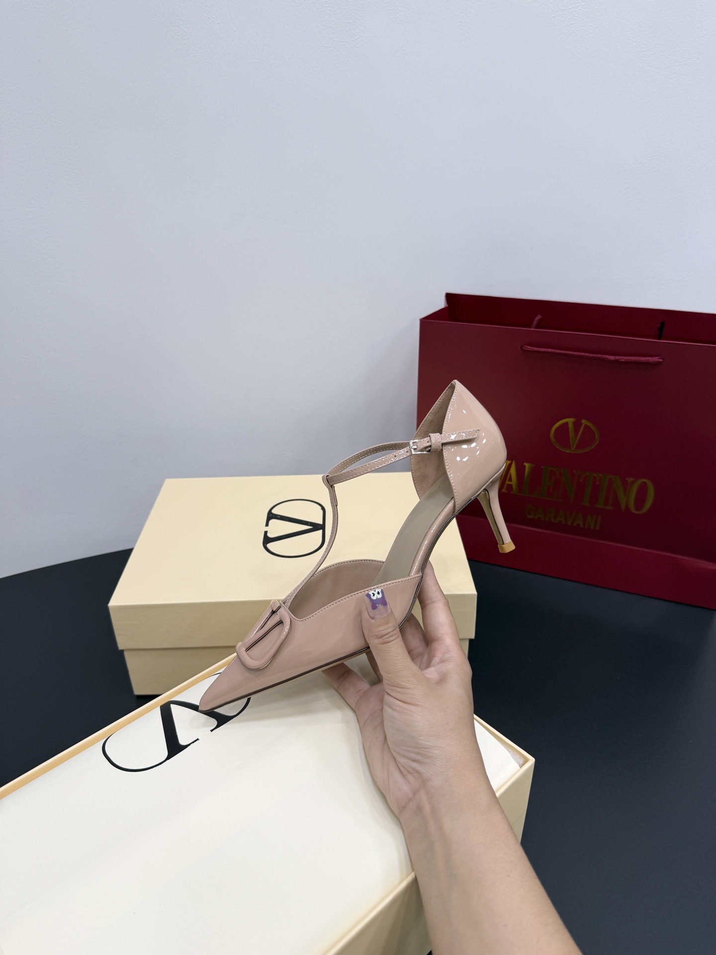 Туфли женские в стиле Valentino VLogo из лаковой натуральной кожи бежевого цвета