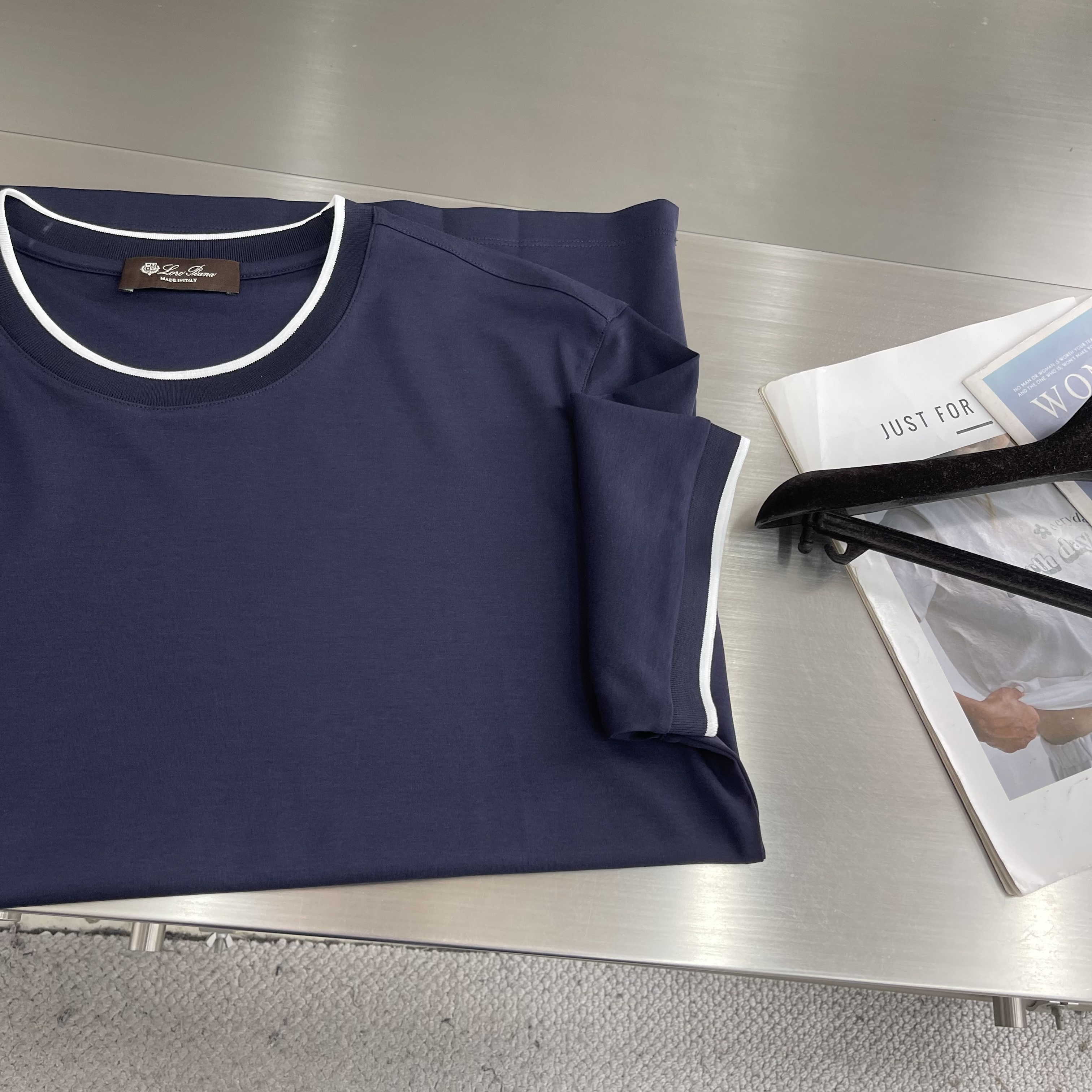 Футболка мужская в стиле Loro Piana из хлопка синего цвета с контрастной отделкой