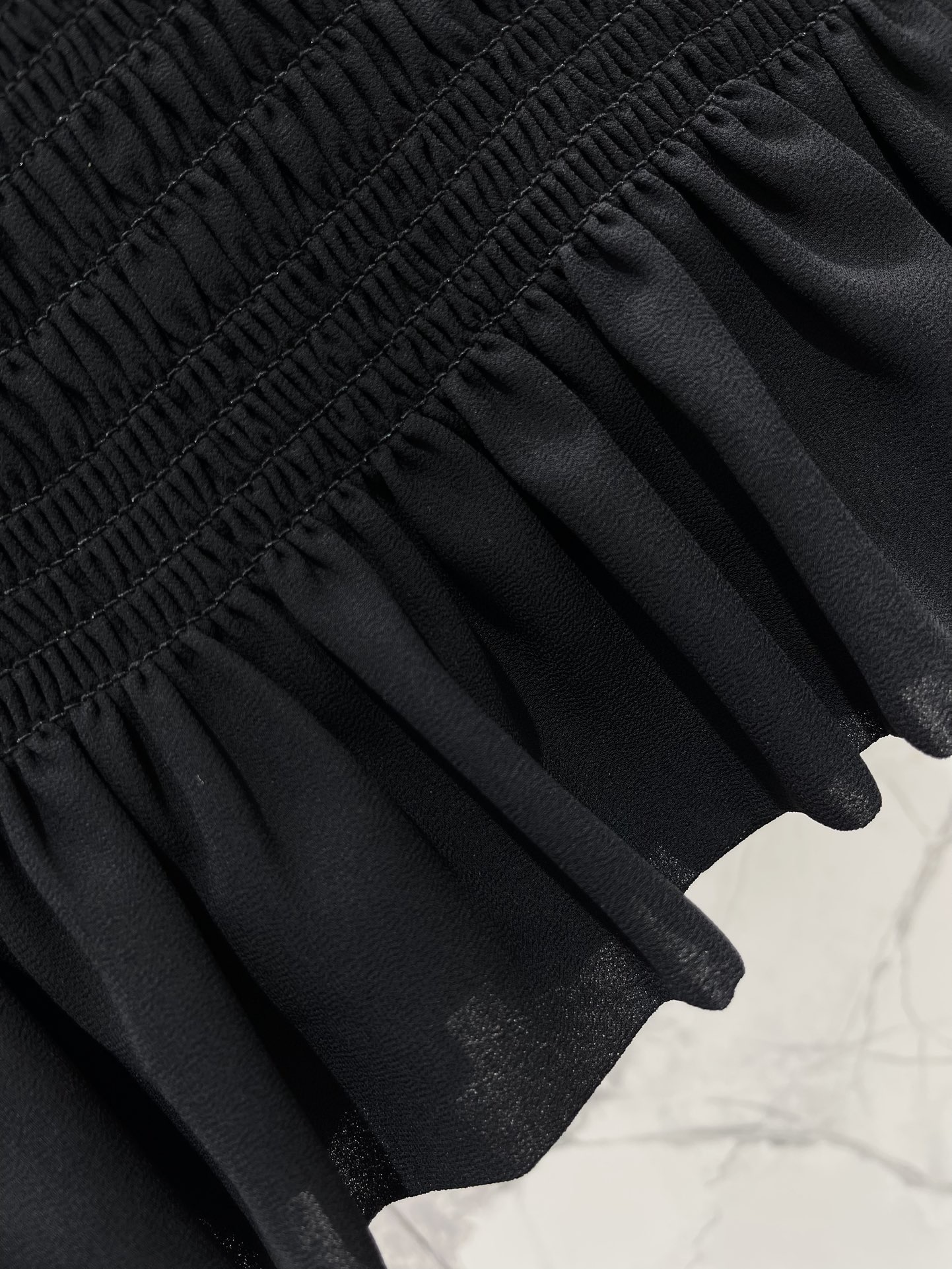 Юбка женская в стиле Saint Laurent чёрного цвета с рельефной отделкой и оборкой