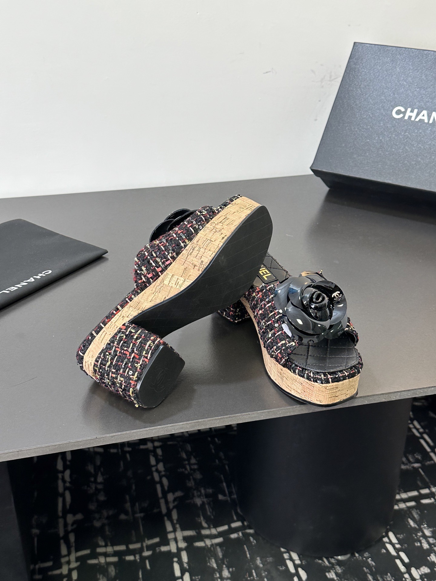 Мюли женские в стиле Chanel с цветком камелии чёрного цвета