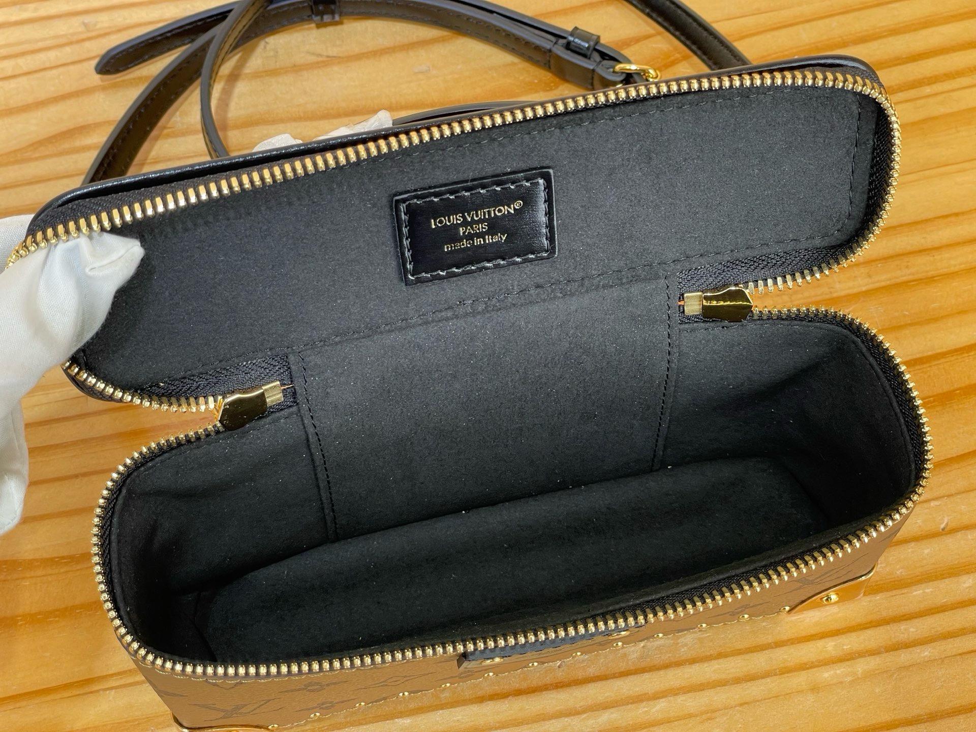 Сумка женская Louis Vuitton Vanity Pouch Trunk из коричневого цвета
