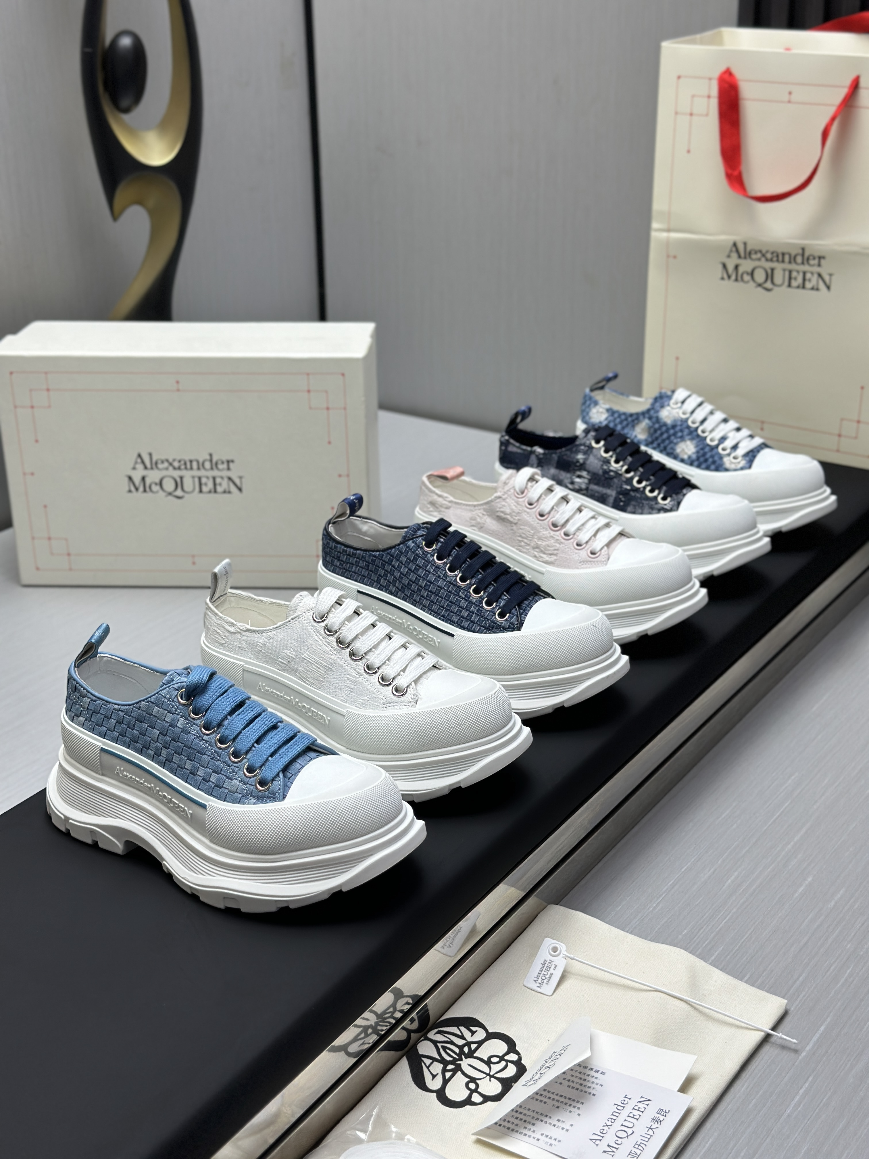 Кроссовки в стиле Alexander McQueen тёмно-синего цвета с массивной подошвой