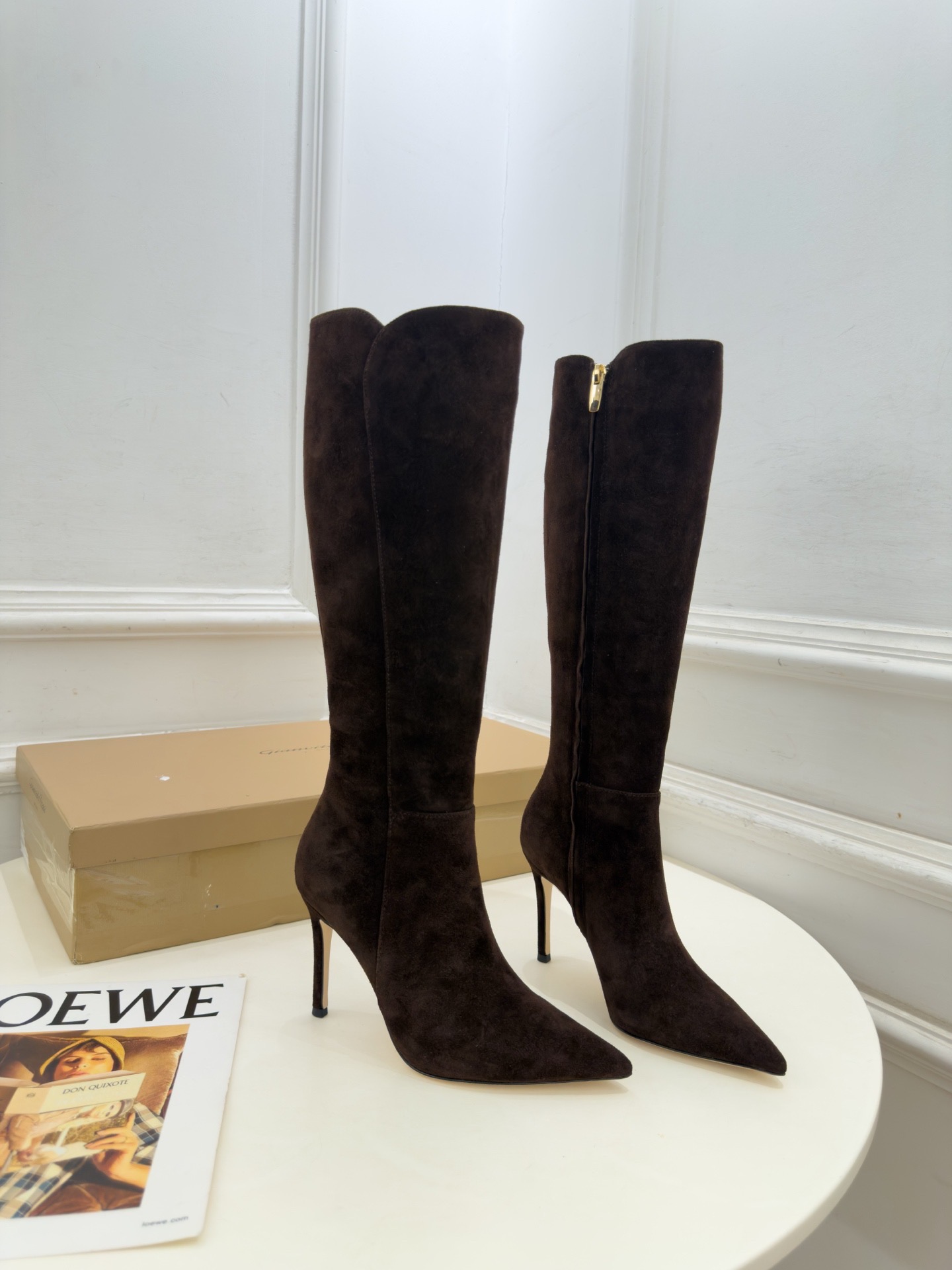 Сапоги женские Gianvito Rossi из натуральной замши темно-коричневого цвета