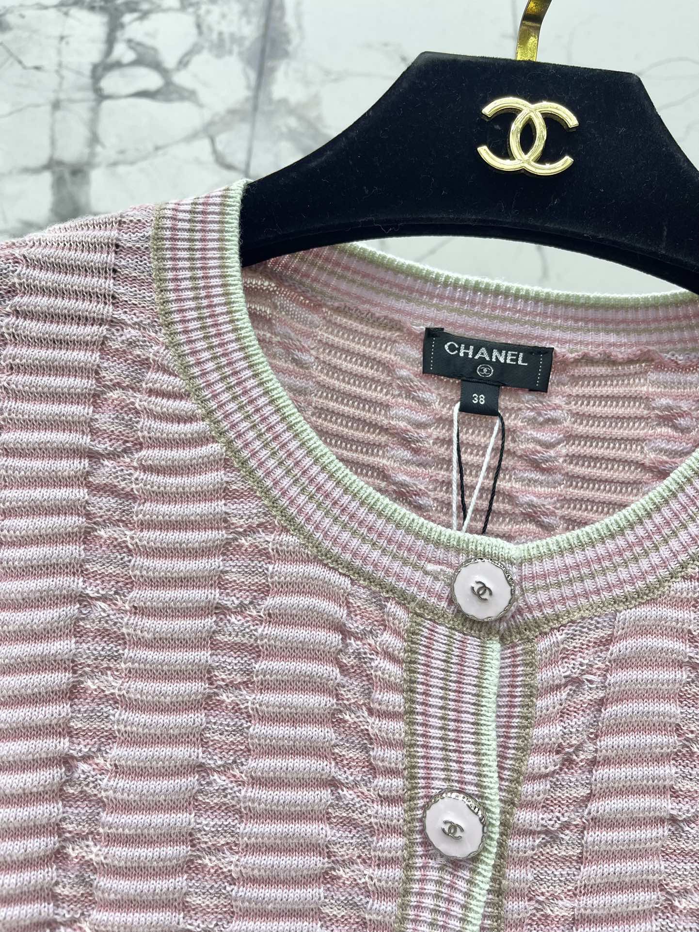 Кардиган женский в стиле Chanel из трикотажа розового цвета с контрастной отделкой