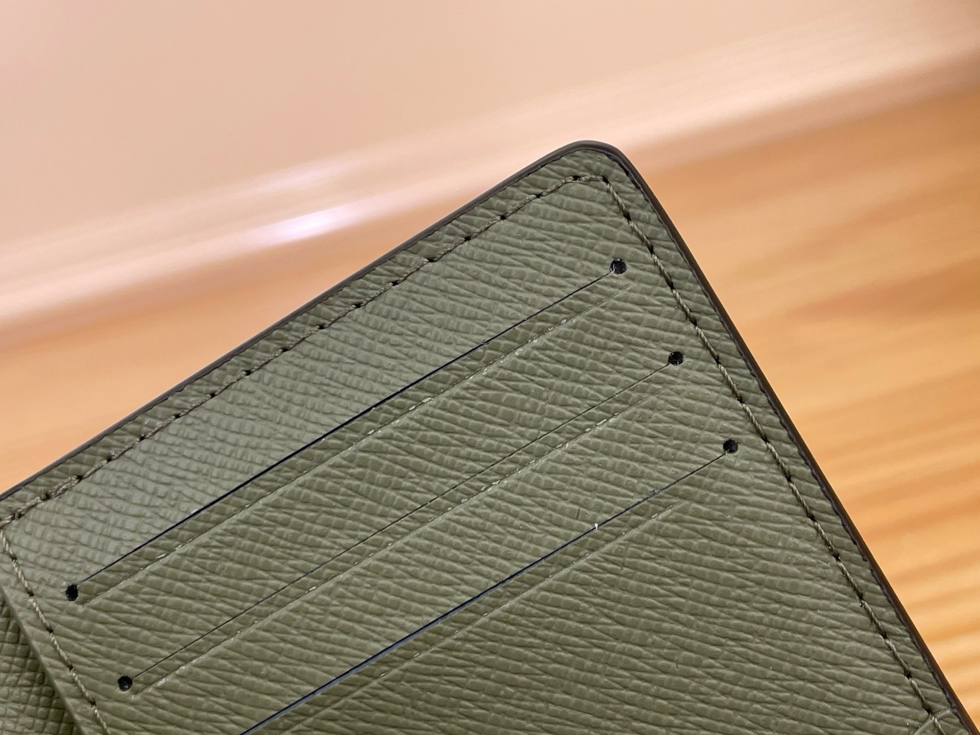 Кошелёк Louis Vuitton чёрно-зелёного цвета