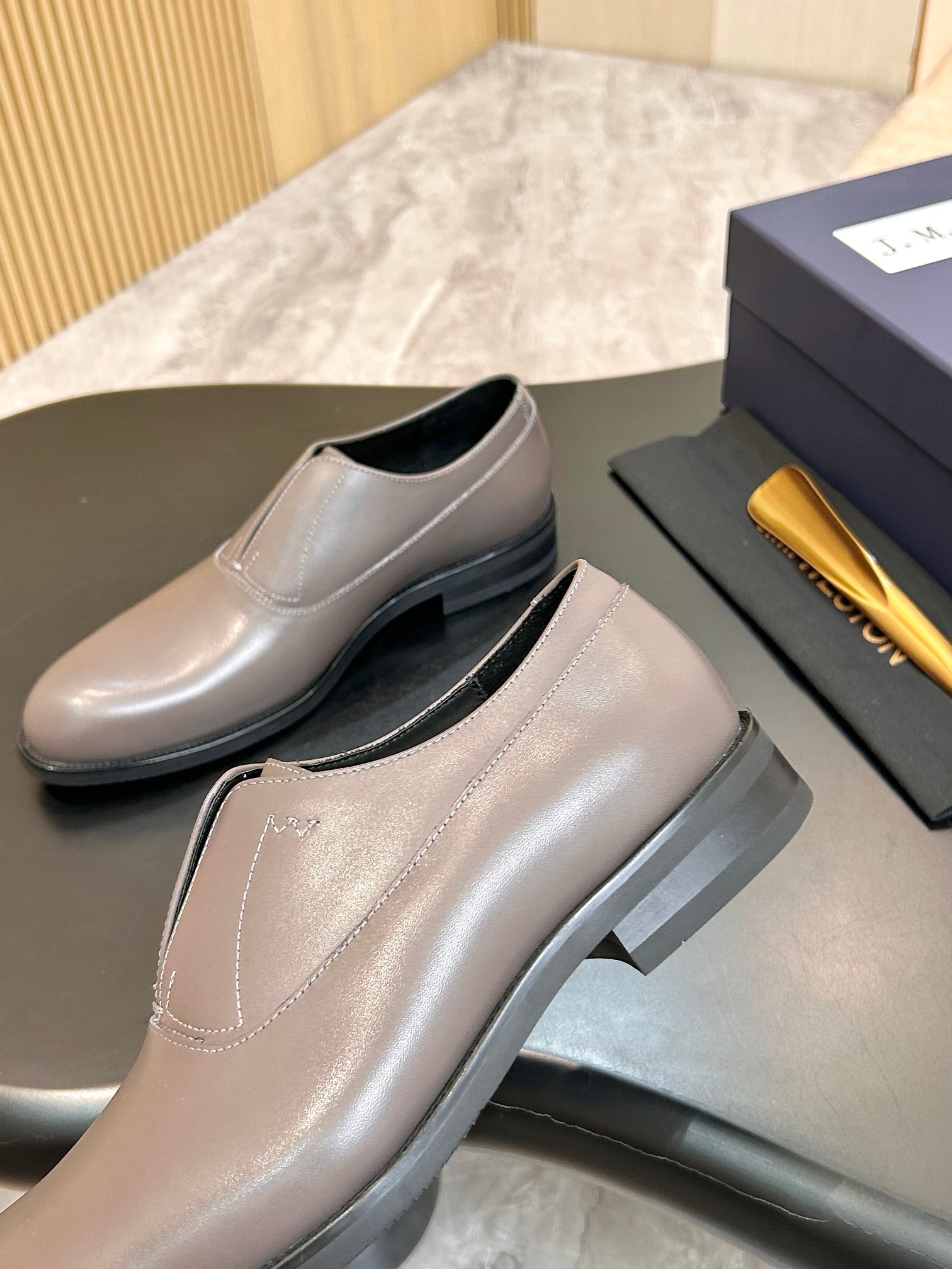 Туфли мужские J.M. Weston Iena Slip-On Oxford серо-бежевого цвета