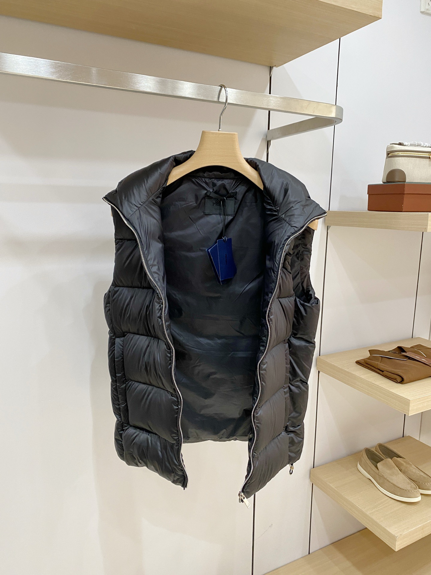 Жилет пуховый мужской Prada чёрного цвета с натуральным гусиным пухом и треугольным логотипом