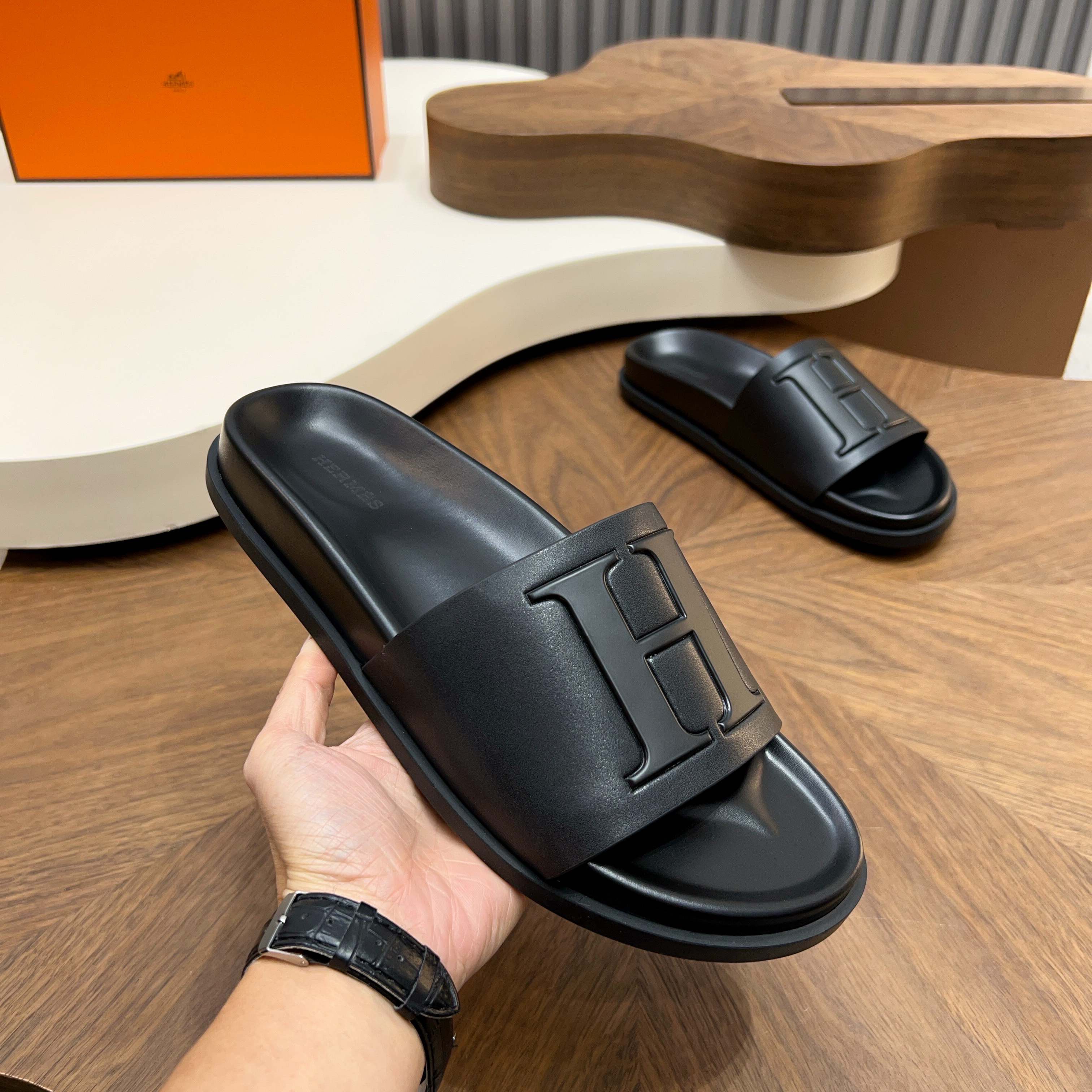 Шлёпанцы мужские в стиле Hermès Oran чёрного цвета