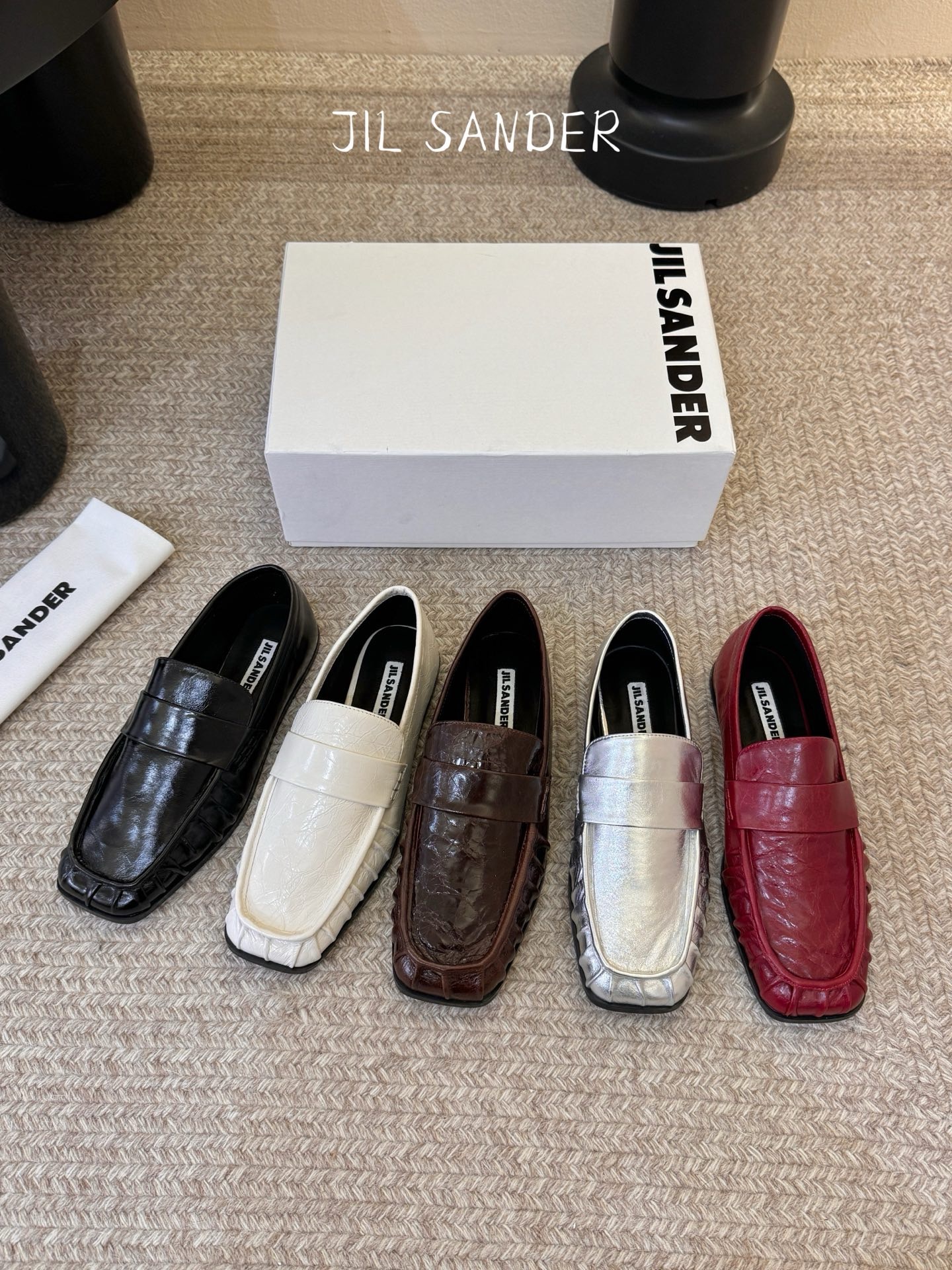 Лоферы женские в стиле Jil Sander серебристого цвета