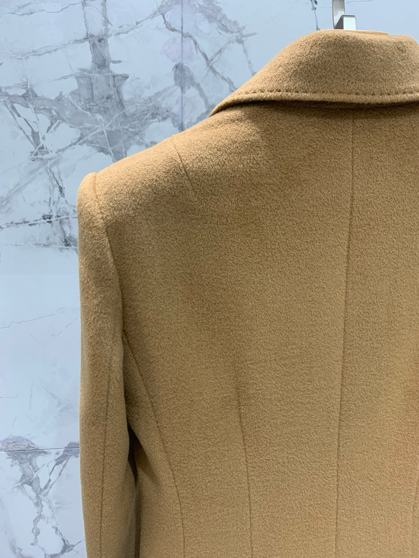 Пальто женское в стиле Dolce & Gabbana с леопардовой подкладкой и жемчужной отделкой, карамельного цвета