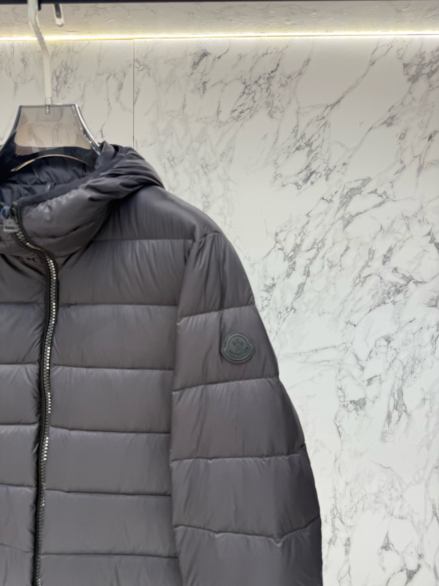 Пуховик мужской Moncler из нейлона графитового цвета с капюшоном и натуральным пухом