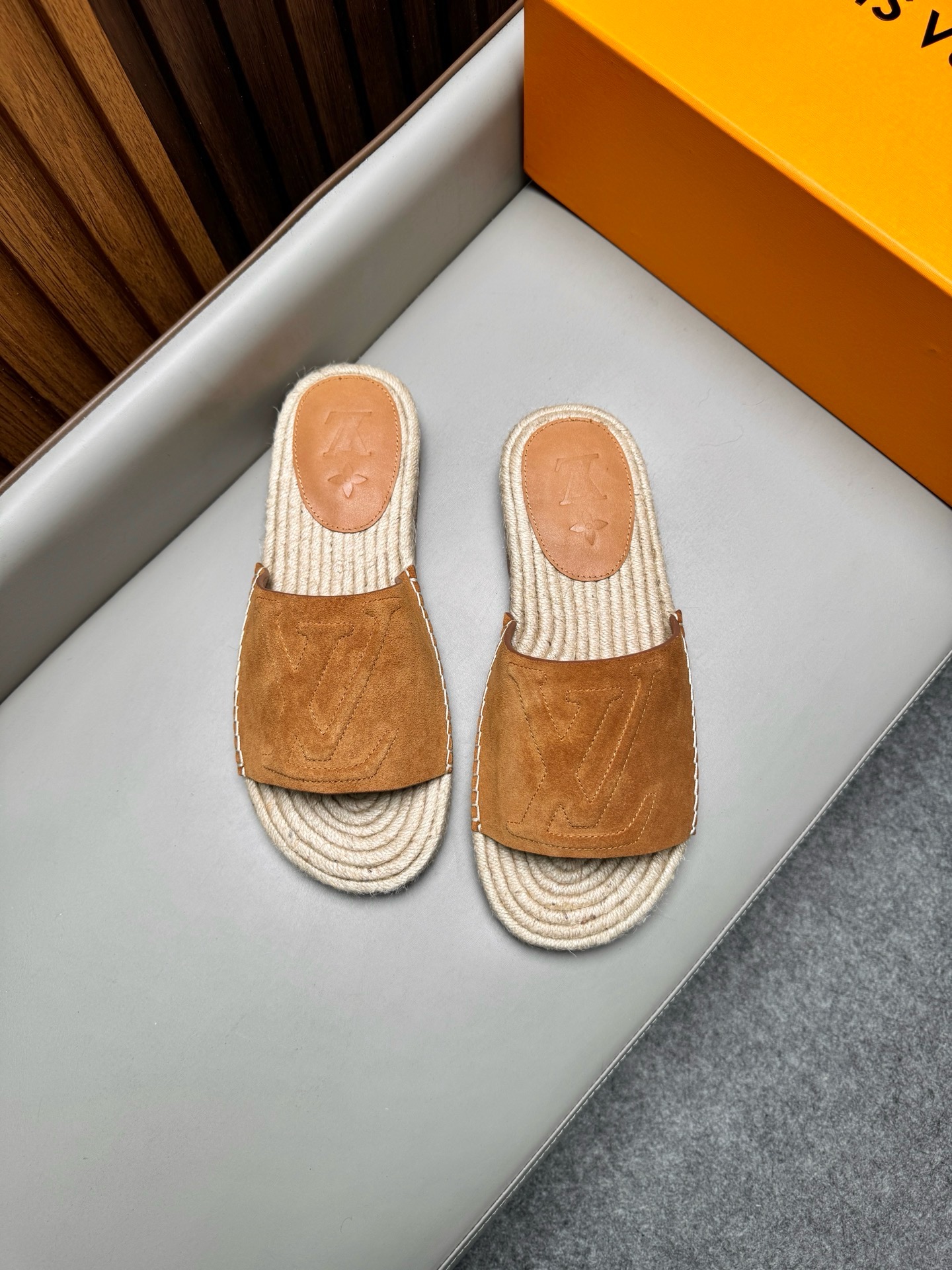 Шлёпанцы мужские в стиле Louis Vuitton из натуральной замши рыжего цвета