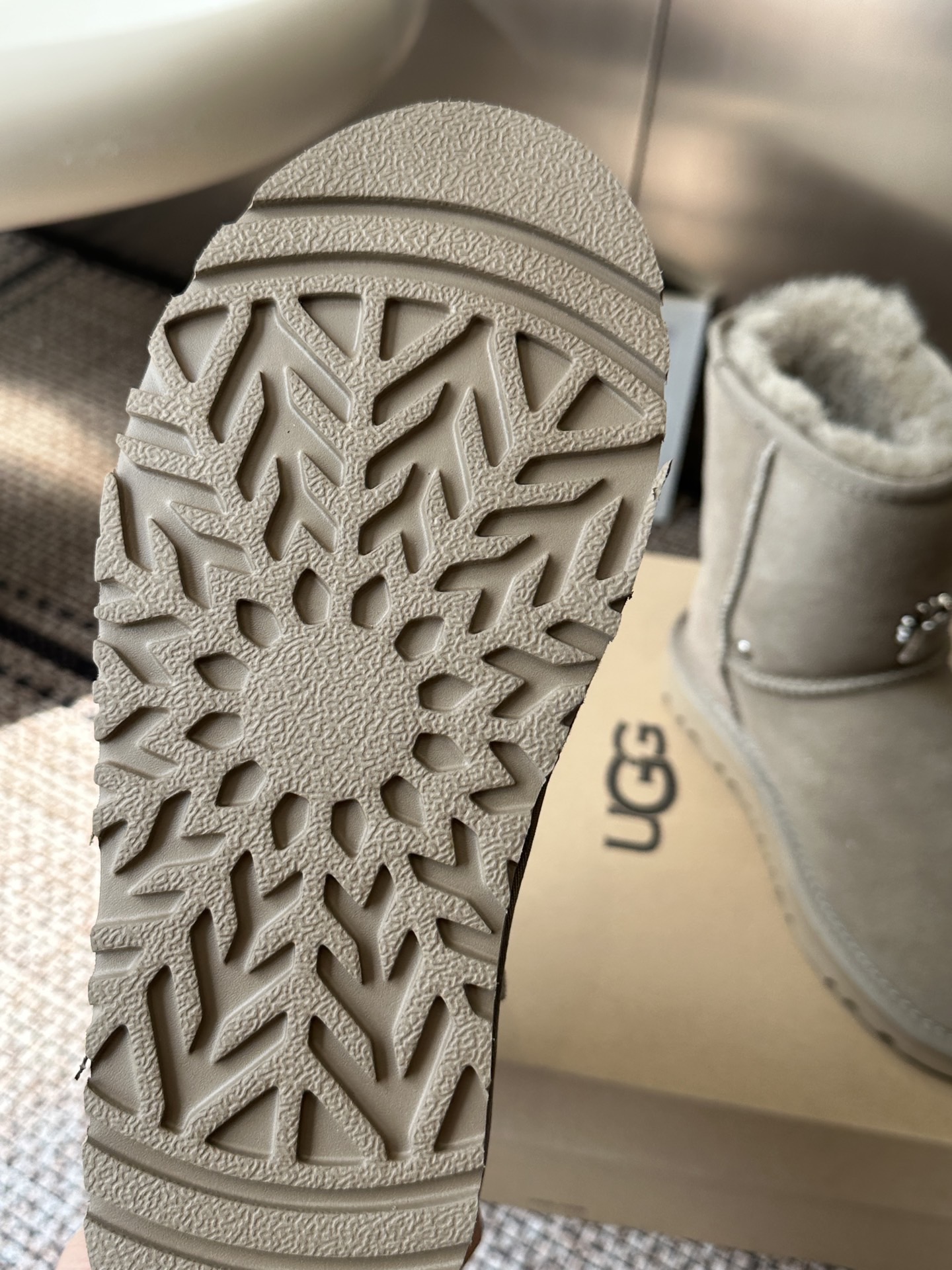 Угги женские UGG x Chrome Hearts Classic Short II бежевого цвета