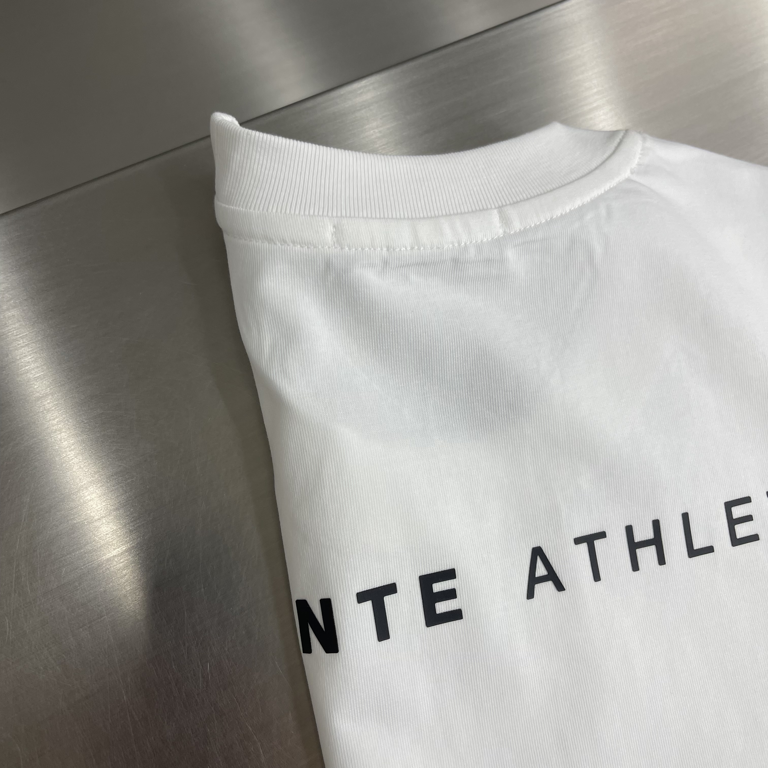 Футболка мужская в стиле Descente прямого кроя с логотипом