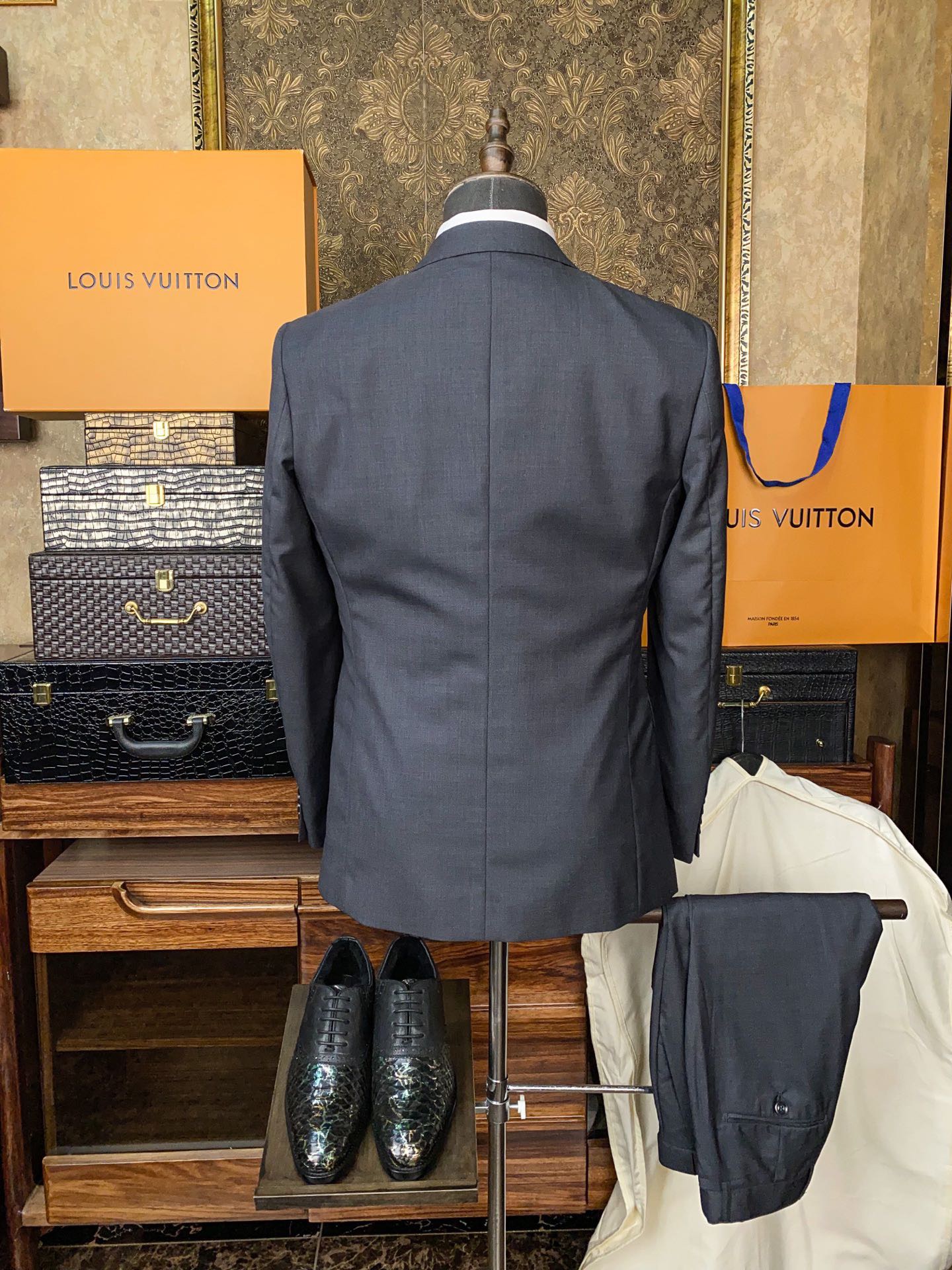 Костюм мужской в стиле Louis Vuitton классический серого цвета (пиджак + брюки)