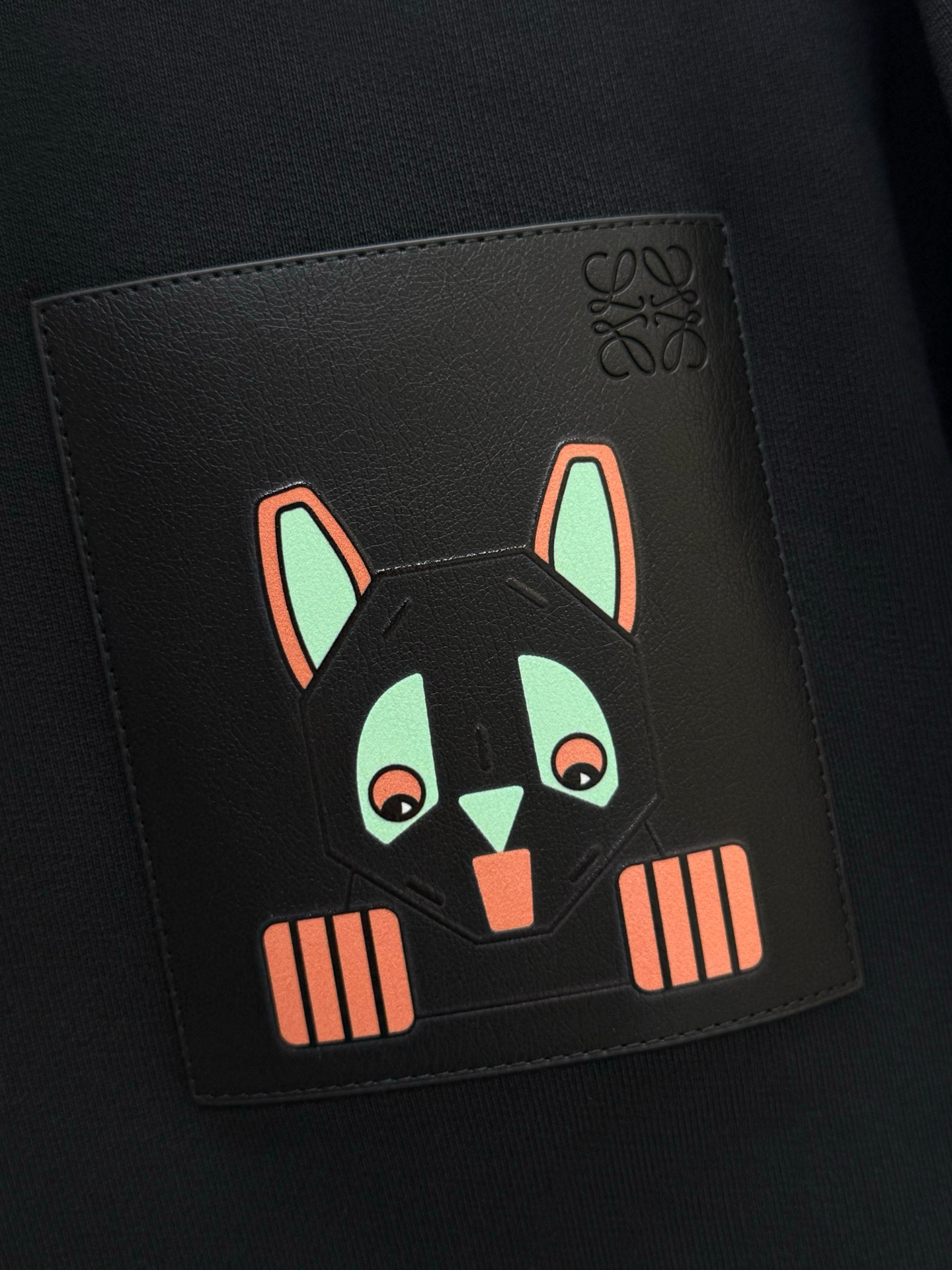 Худи мужское в стиле Loewe Loe из махрового хлопка чёрного цвета с кожаным накладным карманом