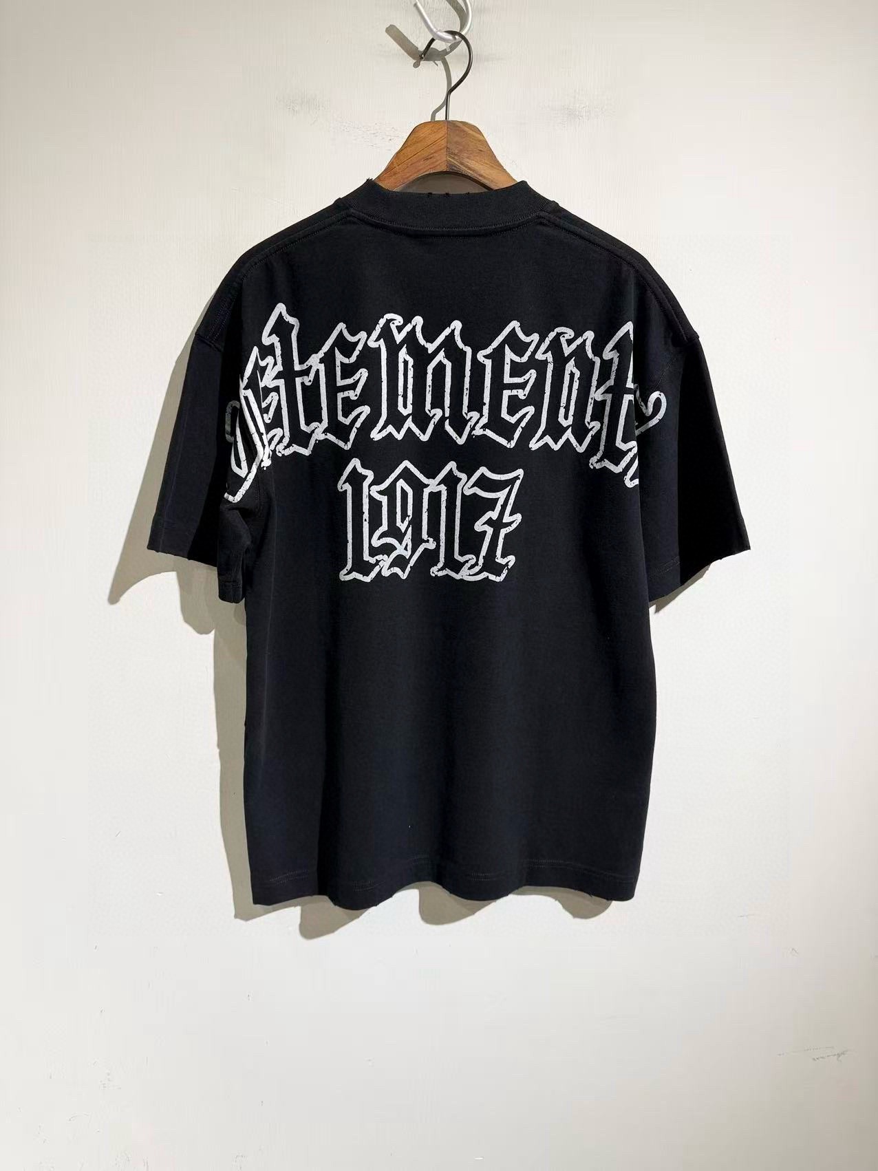Футболка унисекс в стиле Vetements 1917 из хлопка чёрного цвета с принтом