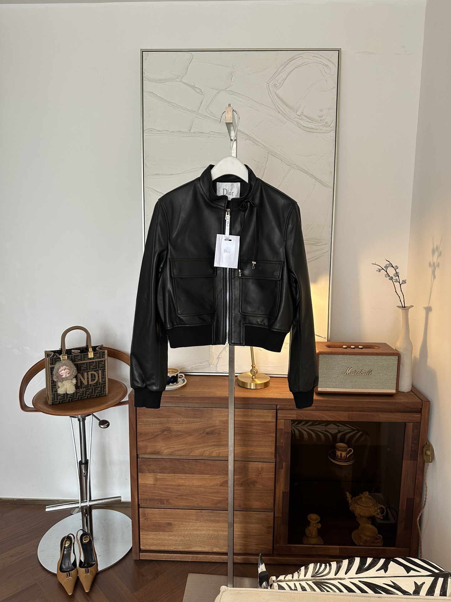 Куртка женская в стиле Dior черного цвета укороченная из натуральной кожи с накладными карманами