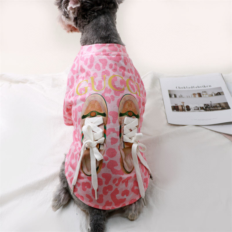 Футболка для собак в стиле Gucci из хлопкового трикотажа розового цвета с принтом кроссовок