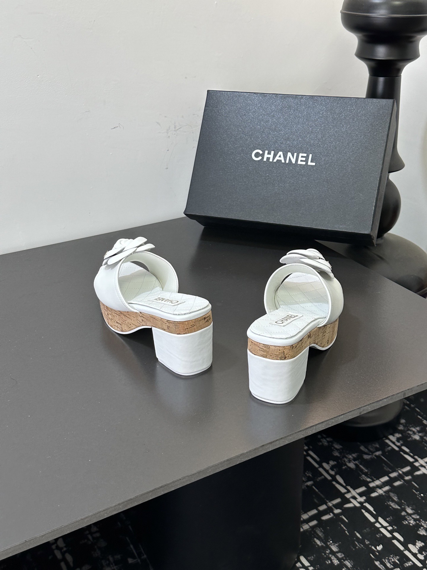 Мюли женские в стиле Chanel с цветком камелии белого цвета