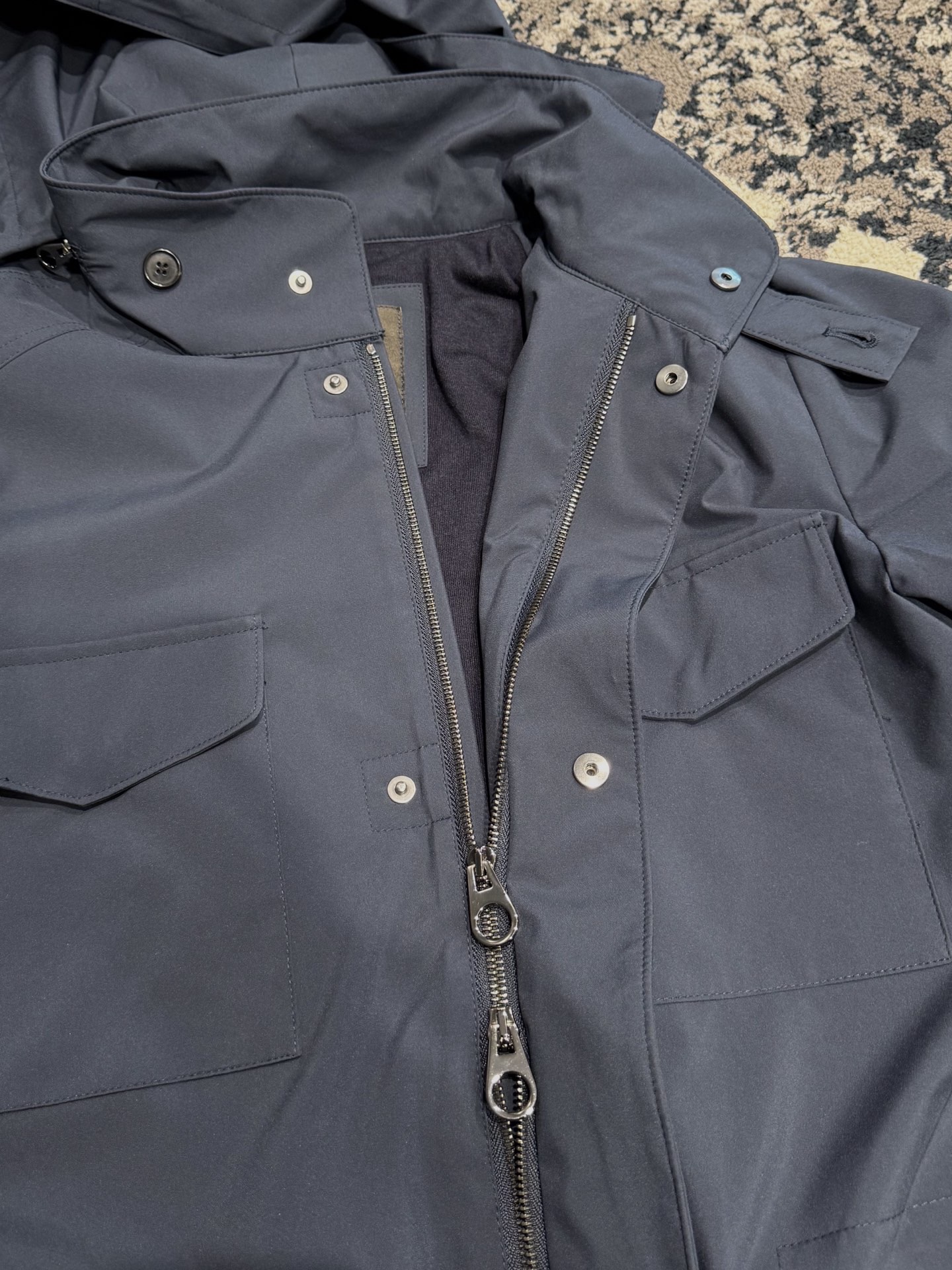 Куртка мужская в стиле Loro Piana Traveller Windmate® из технологичной ткани синего цвета с капюшоном