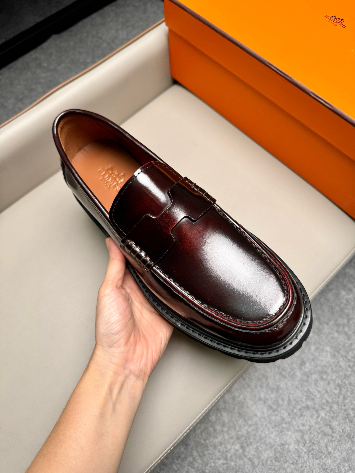 Лоферы мужские в стиле Hermes из натуральной кожи бордового цвета