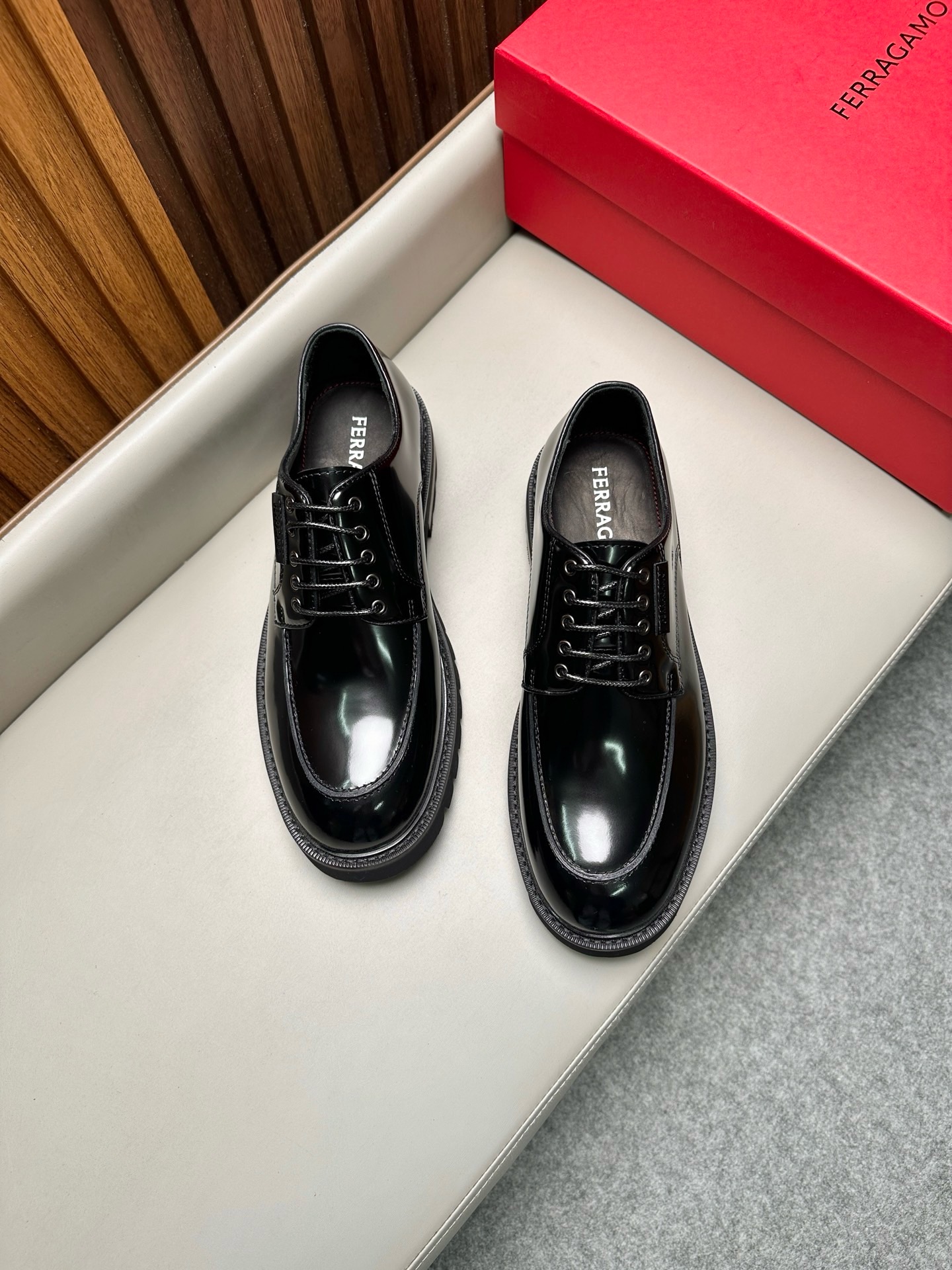 Дерби мужские Ferragamo Italo чёрного цвета на массивной подошве