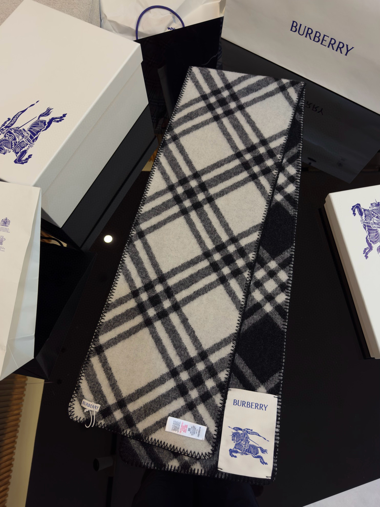 Шарф унисекс в стиле Burberry двусторонний из мягкой шерсти с диагональной клеткой чёрного  цвета