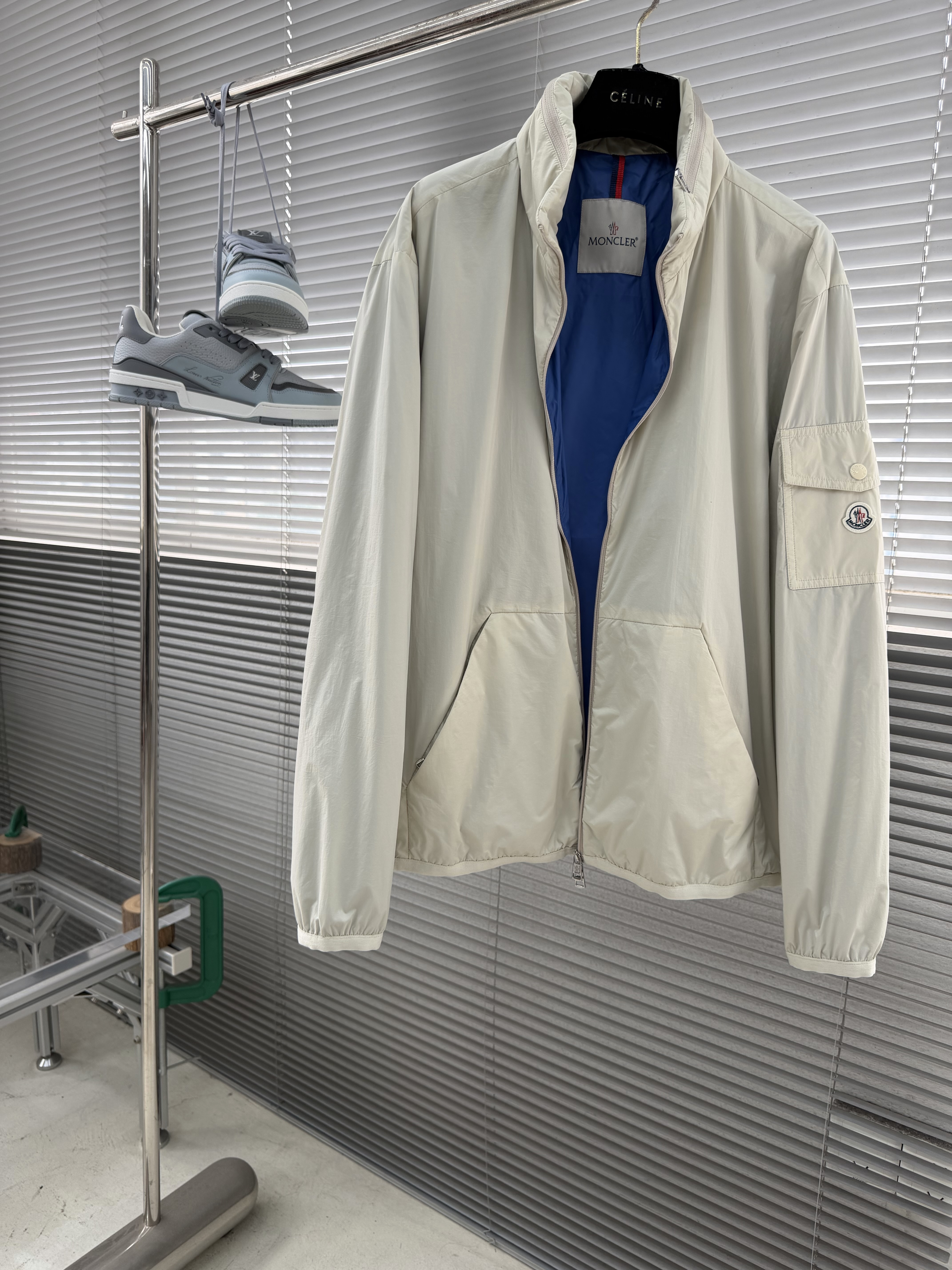 Куртка мужская в стиле Moncler лёгкая ветровка бежевого цвета на молнии