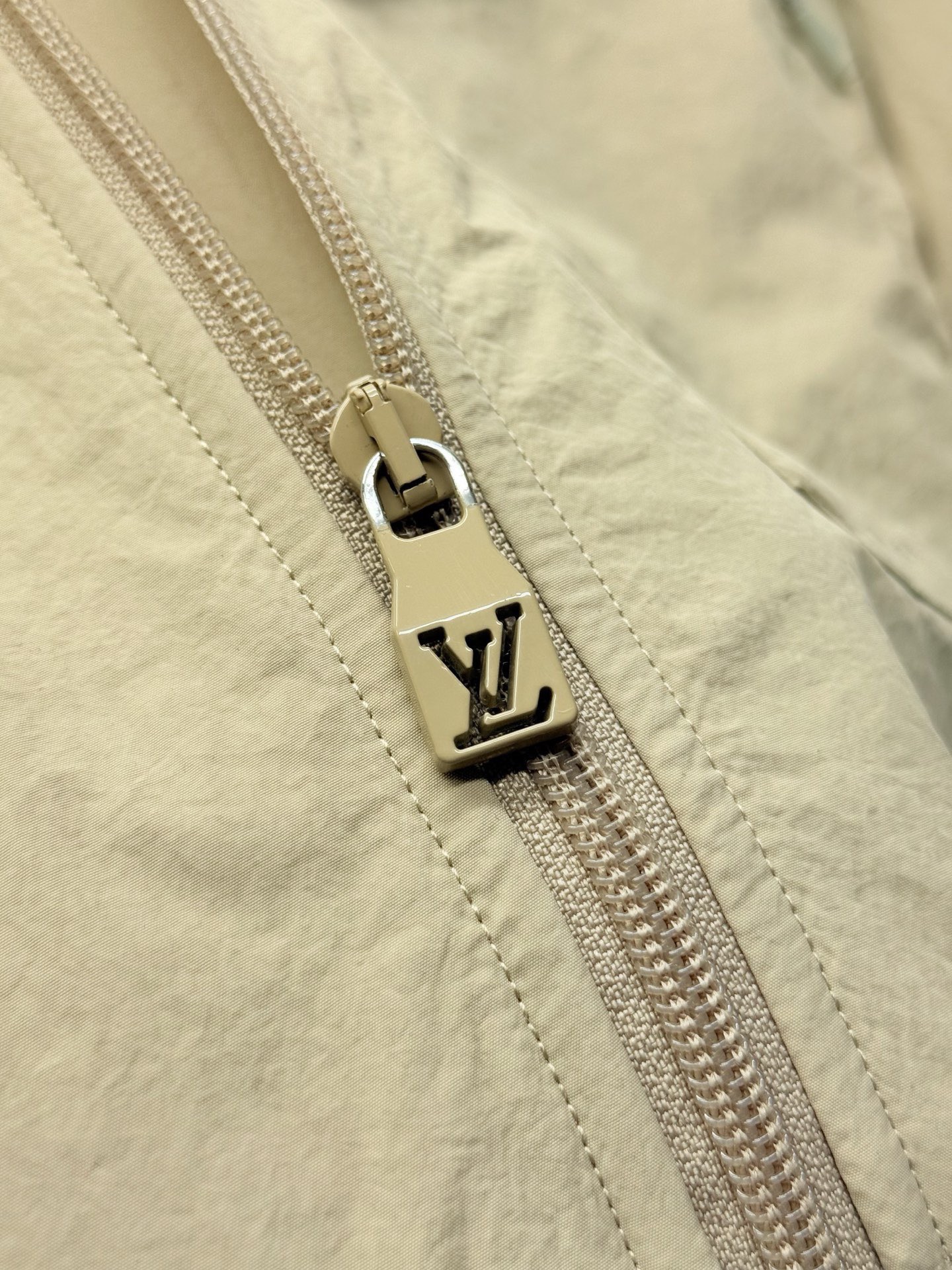 Куртка мужская Louis Vuitton бежевого цвета с вышивкой