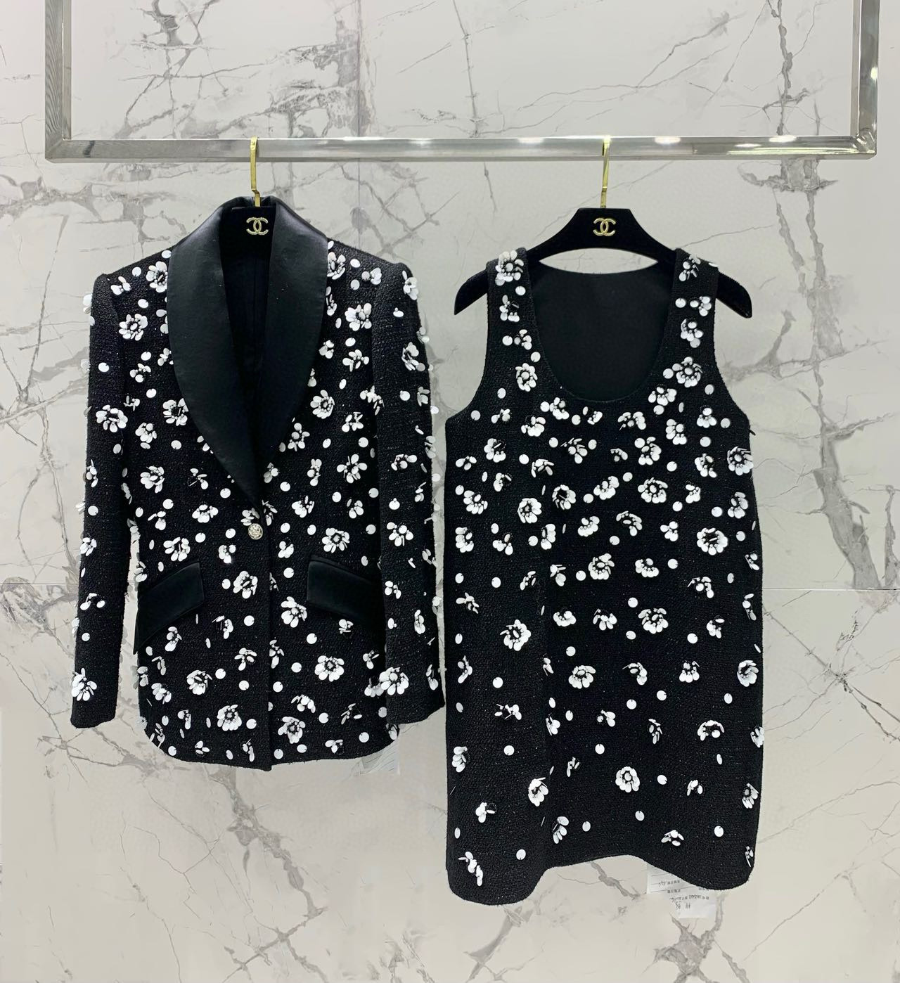 Костюм женский в стиле Chanel из фактурного твида с объёмными белыми цветами