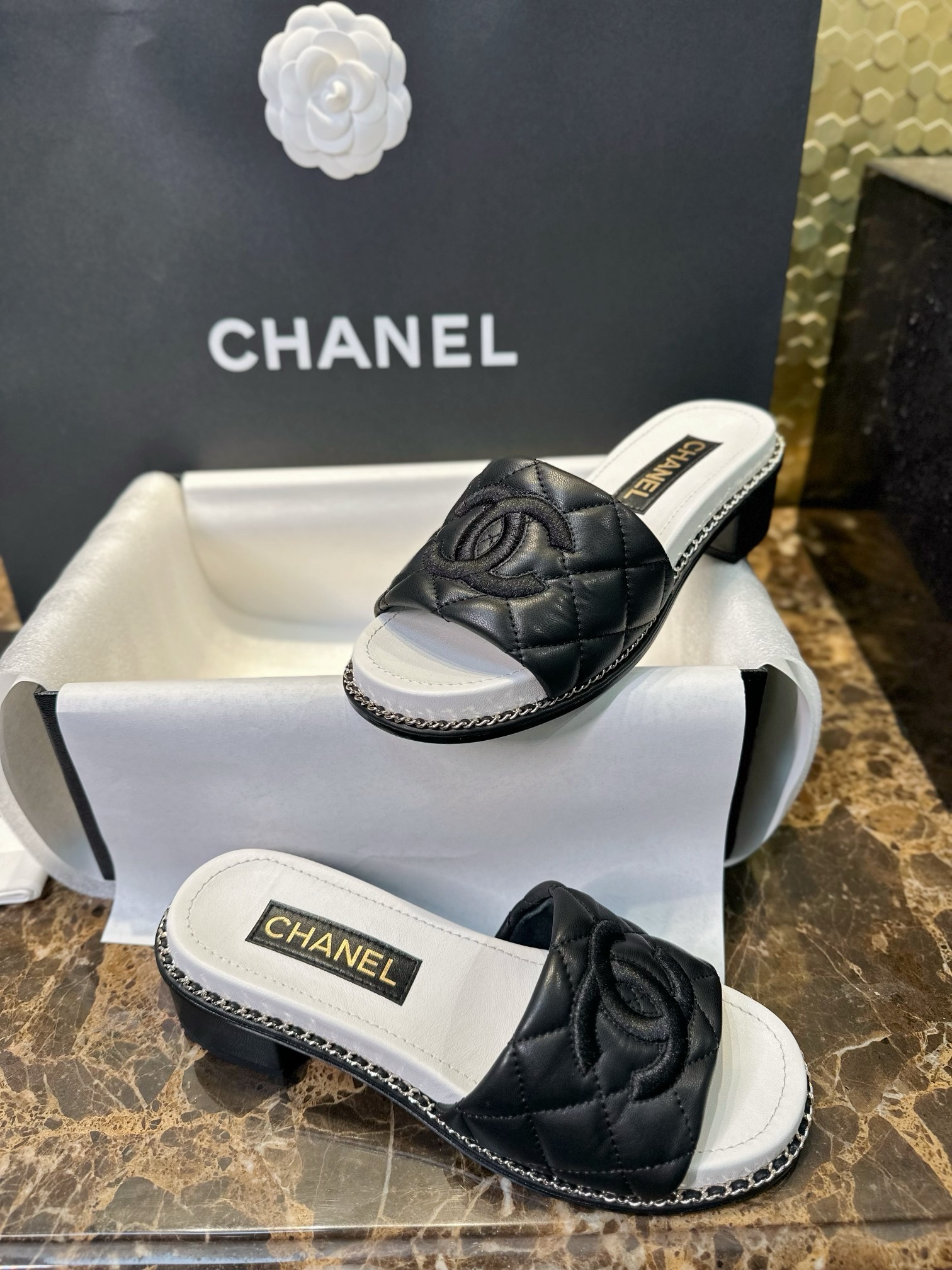 Мюли женские в стиле Chanel 25P чёрно-белого цвета