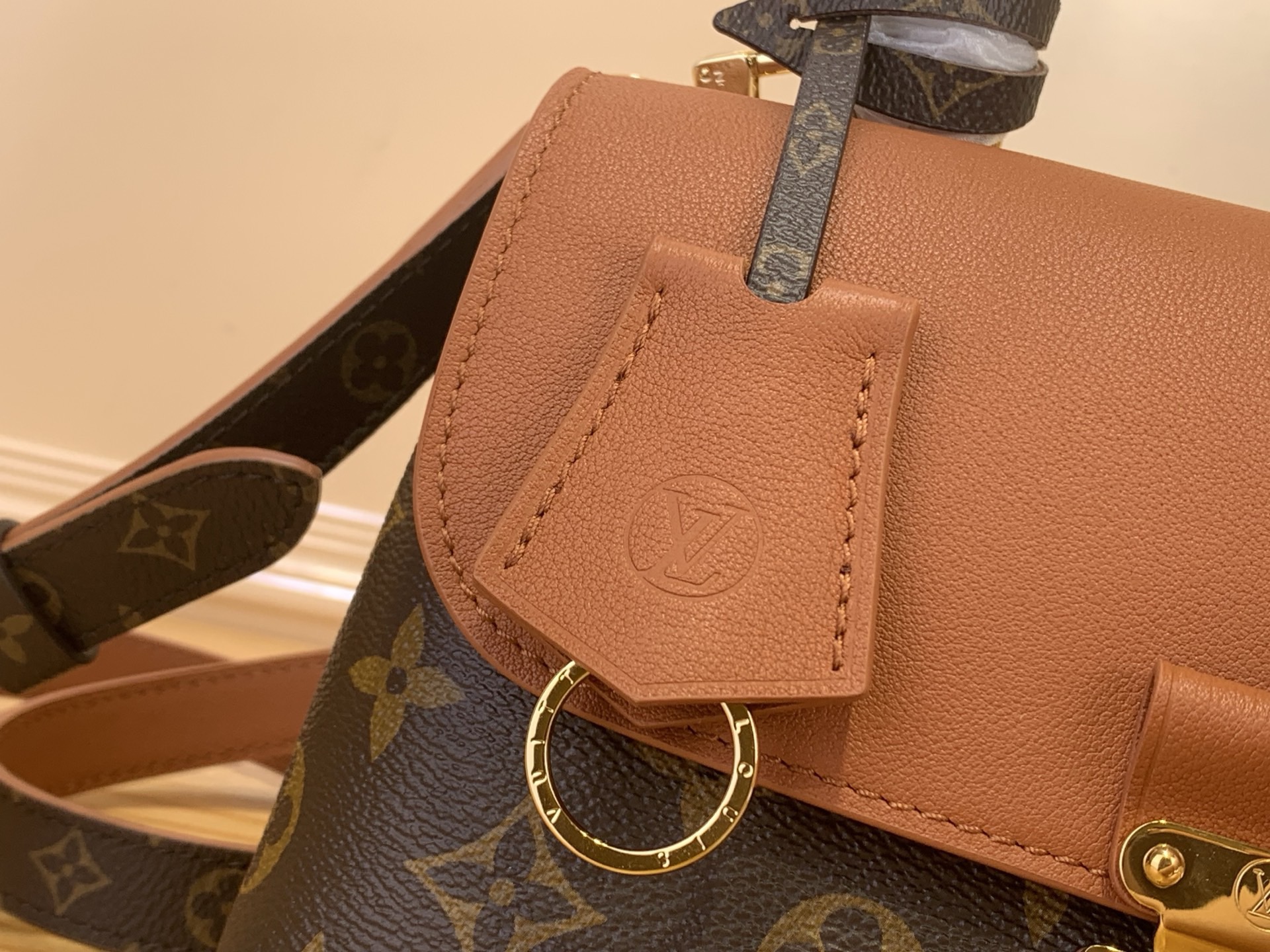 Сумка женская в стиле Louis Vuitton Madeleine BB Monogram с кожаным клапаном