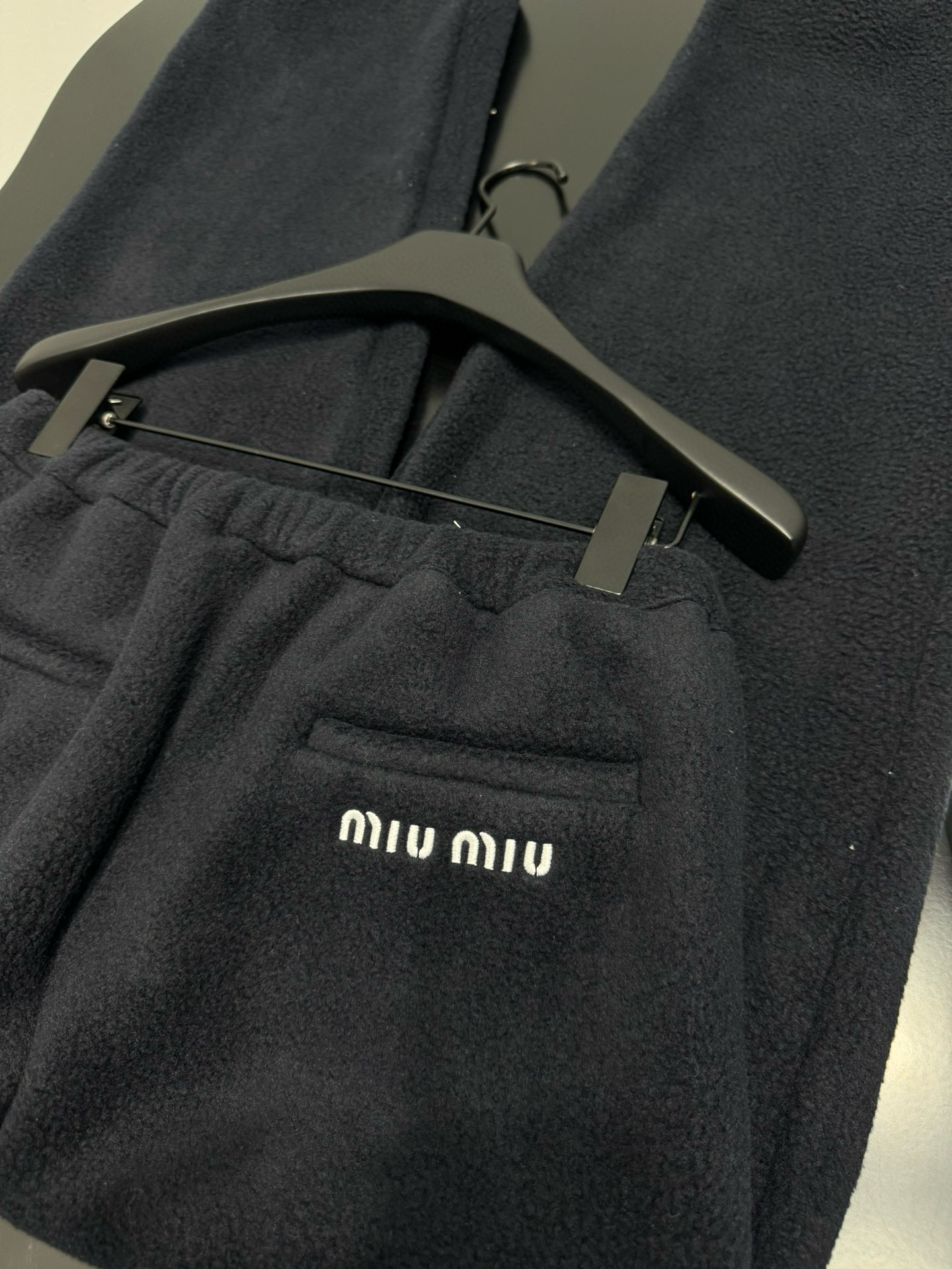 Брюки спортивные женские в стиле Miu Miu из флисового материала тёмно-синего цвета