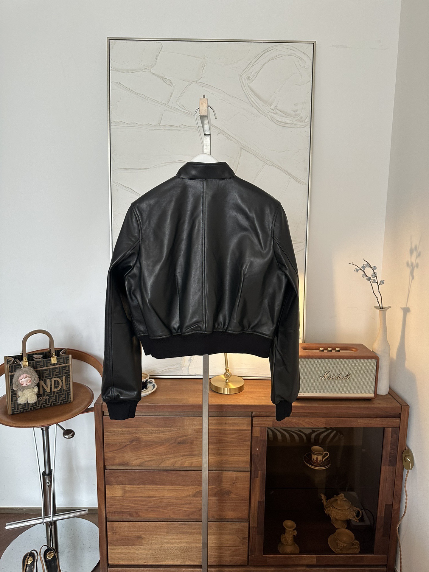 Куртка женская в стиле Dior черного цвета укороченная из натуральной кожи с накладными карманами