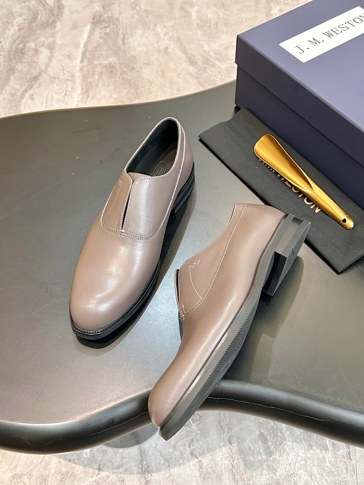 Туфли мужские J.M. Weston Iena Slip-On Oxford серо-бежевого цвета