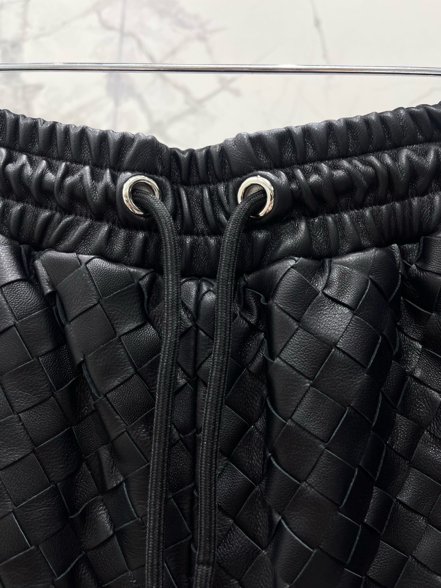 Костюм женский Bottega Veneta чёрного цвета с плетением Intrecciato
