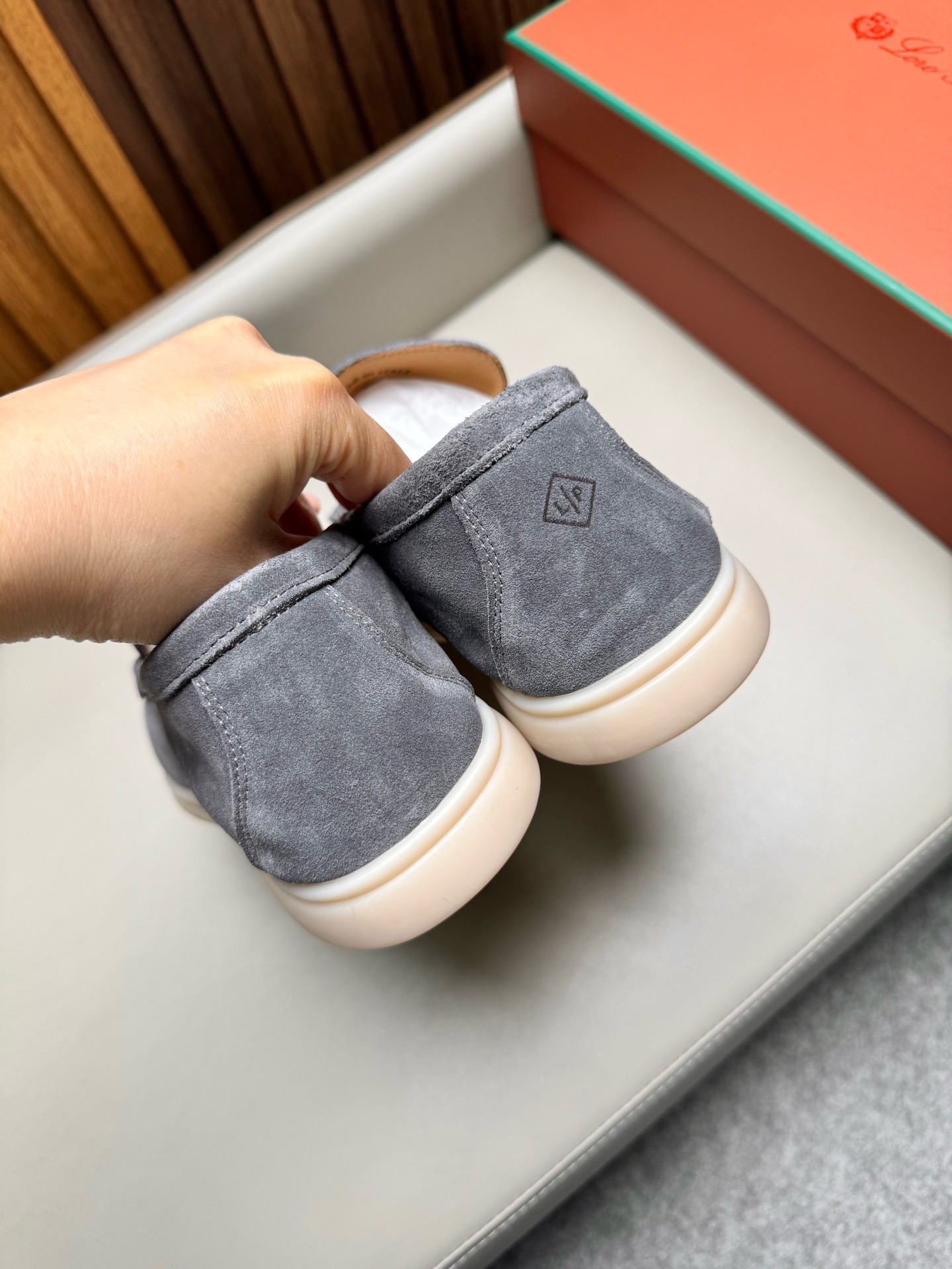 Лоферы унисекс в стиле Loro Piana из натуральной замши серого цвета