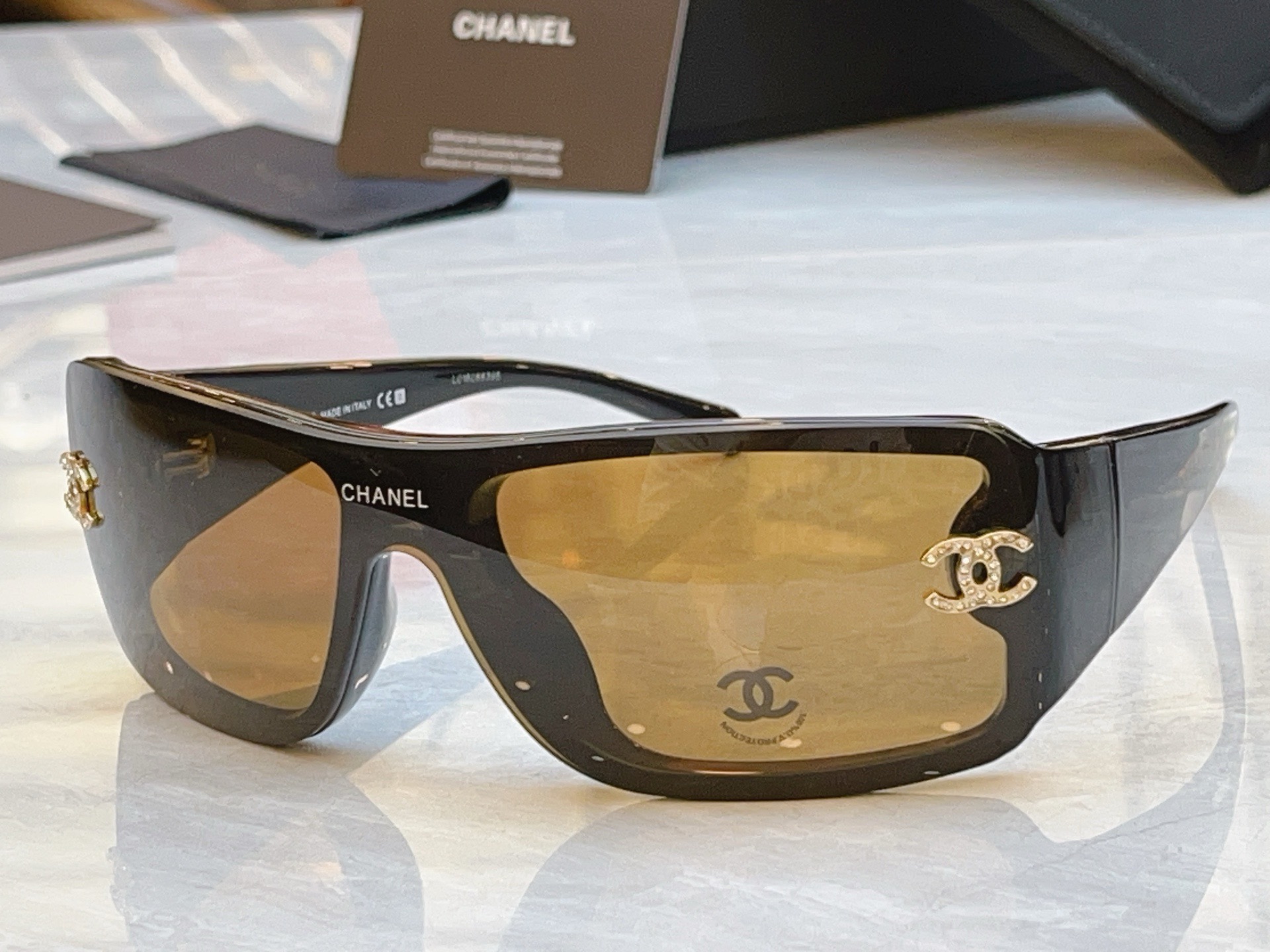Очки солнцезащитные женские в стиле Chanel прямоугольной формы в массивной оправе