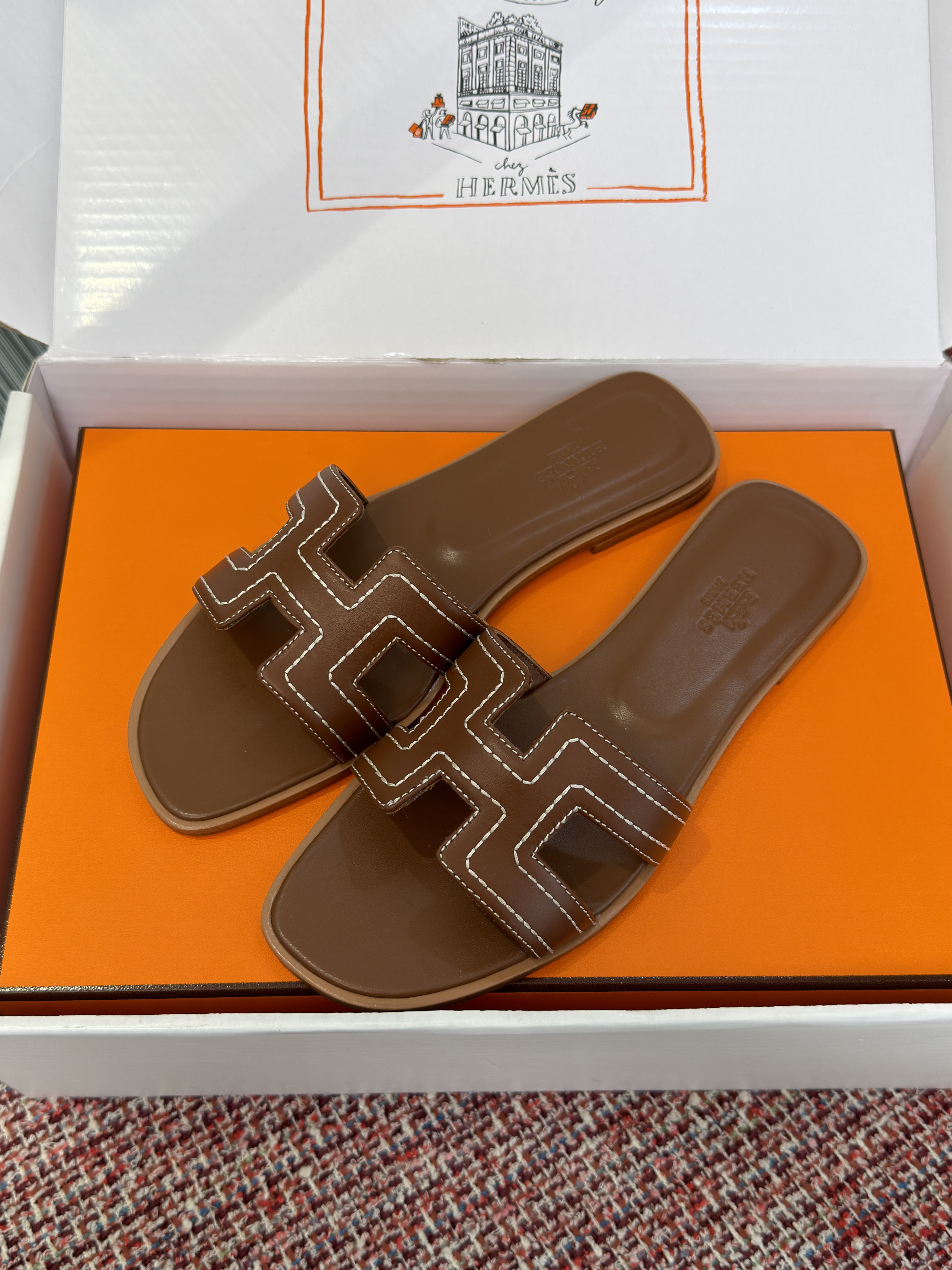 Шлёпанцы женские в стиле Hermès Oran коричневого цвета