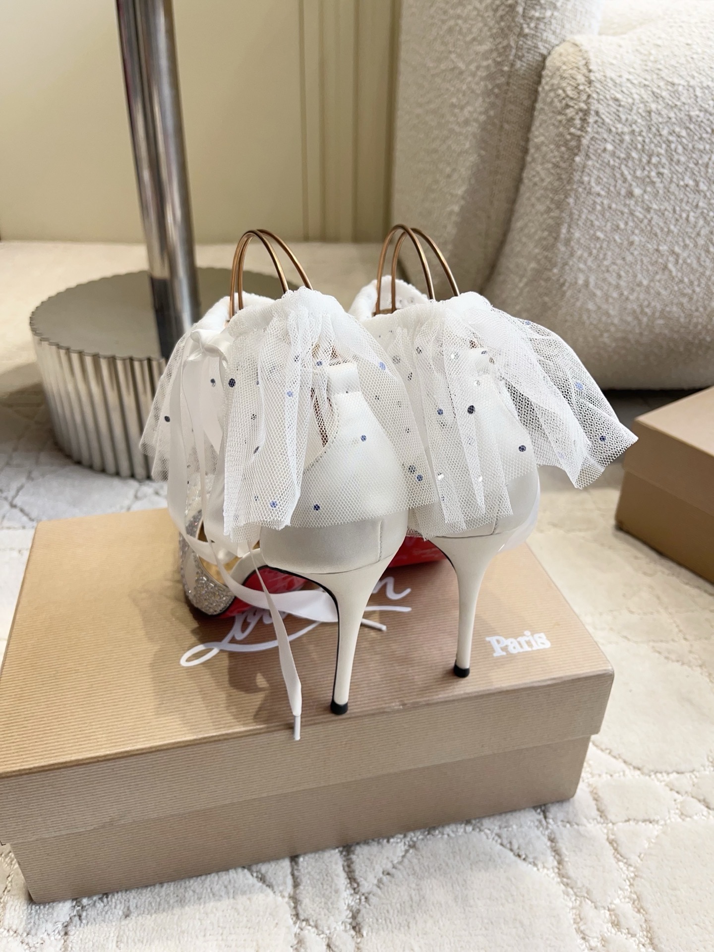 Туфли женские в стиле Christian Louboutin So Kate со съемной сеткой и стразами белого цвета