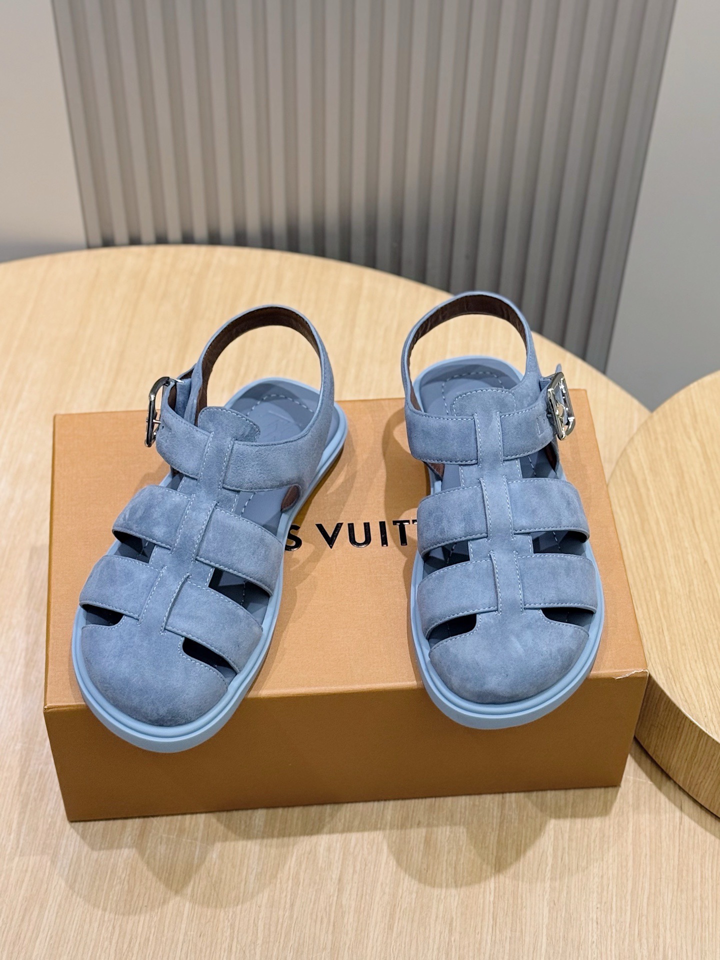 Сандалии мужские в стиле Louis Vuitton голубого цвета