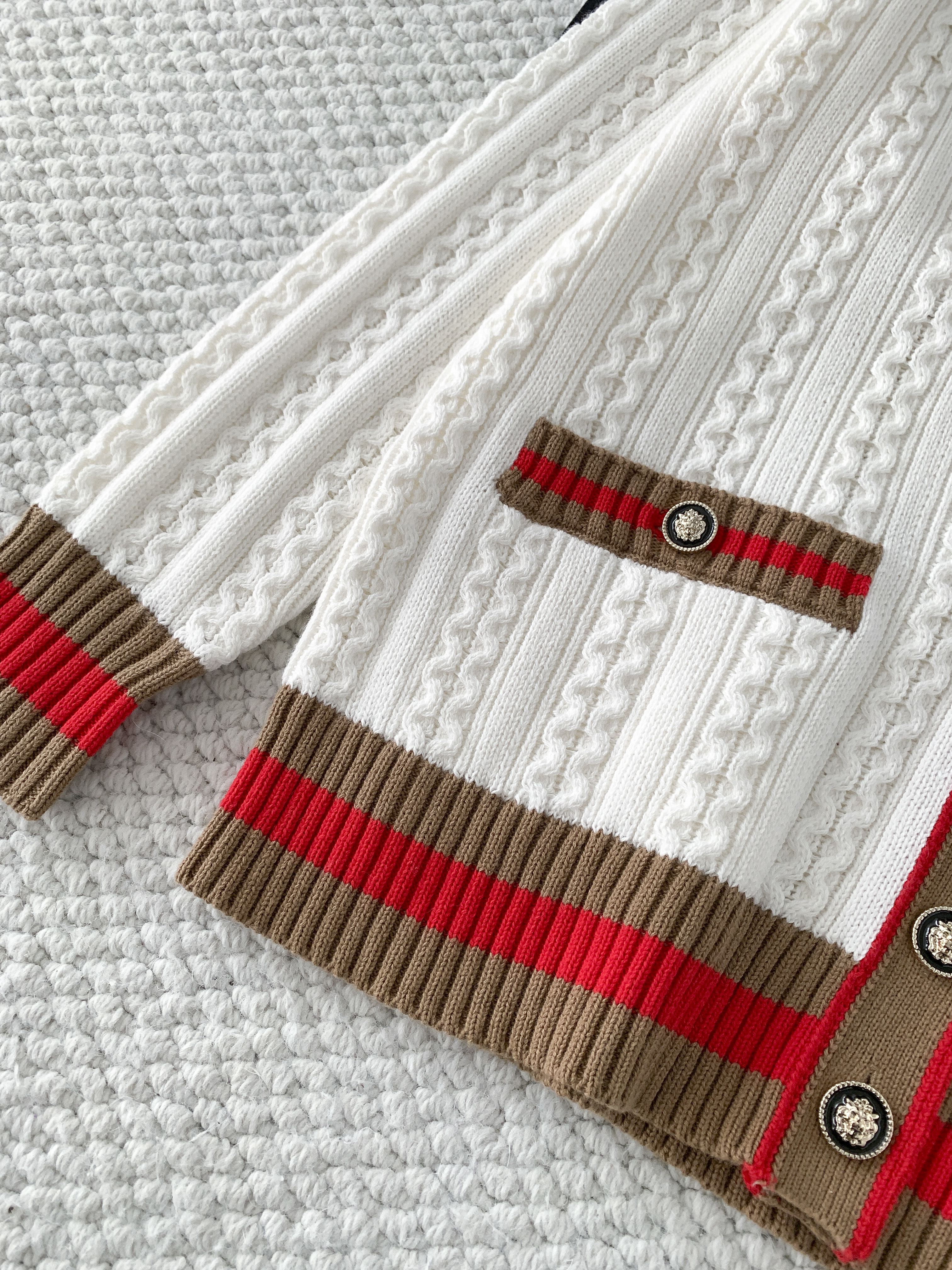 Кардиган женский в стиле Chanel белого цвета с контрастной отделкой