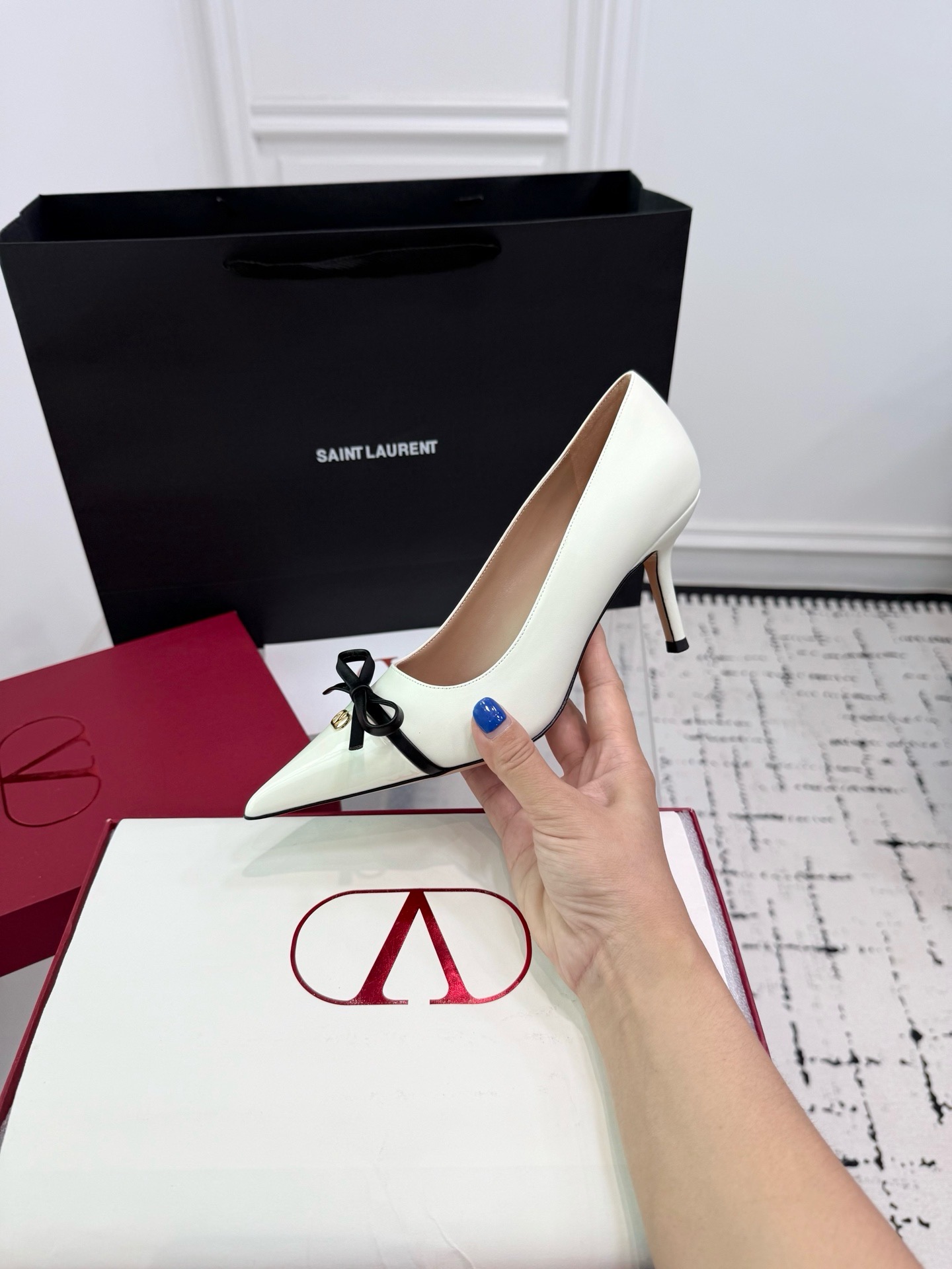 Туфли женские Valentino Garavani VLogo с бантом молочного цвета